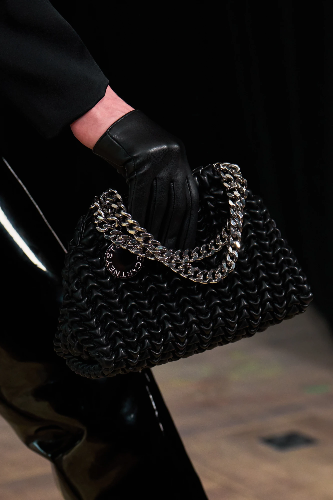 Головні тренди сумок сезону осінь-зима — 2025/26: стьобана або плетена сумка 