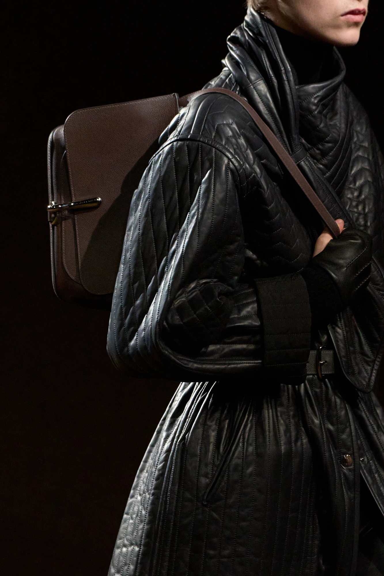 Головні тренди сумок сезону осінь-зима — 2025/26: сумка коричневого кольору