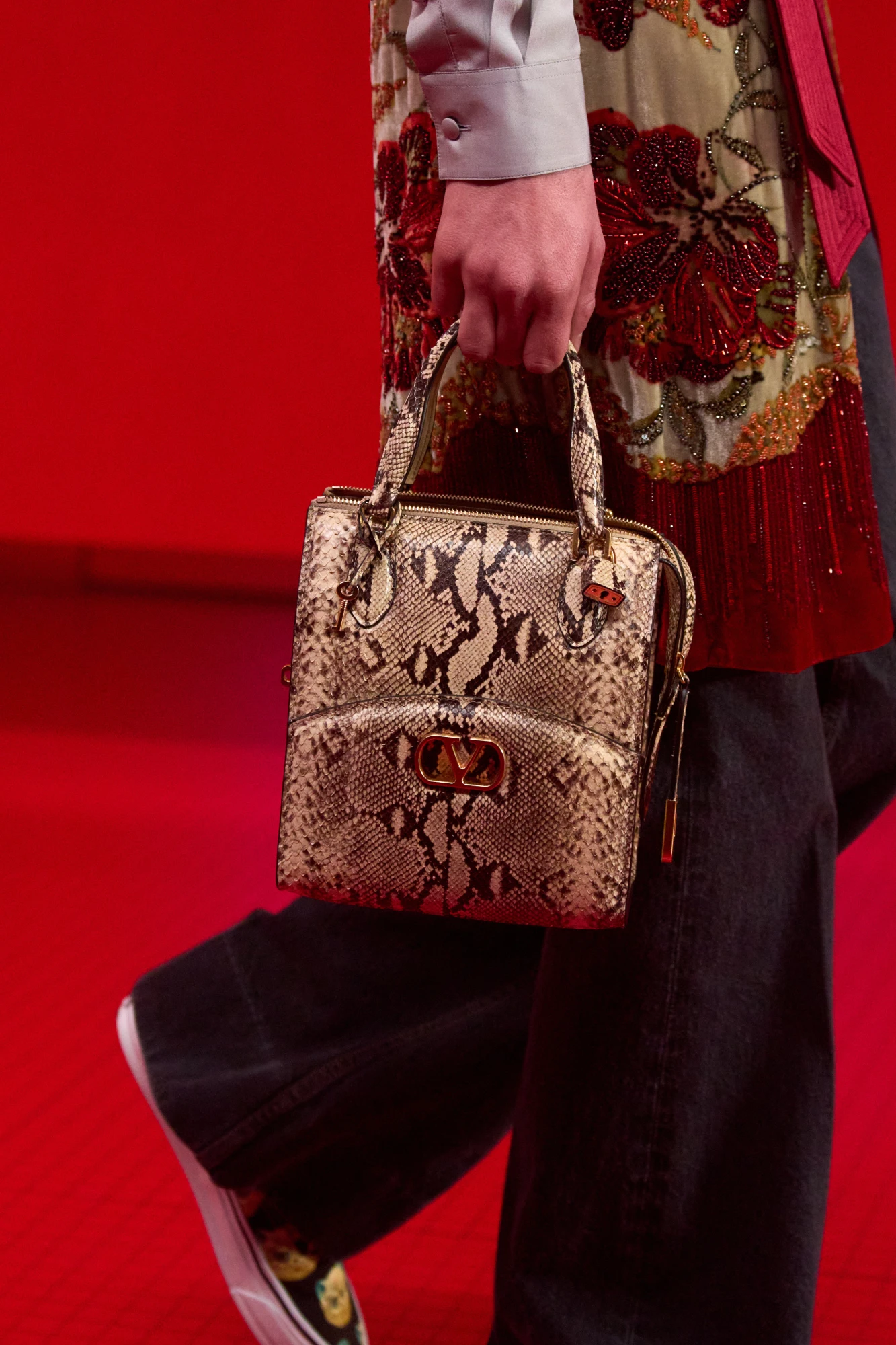 Головні тренди сумок сезону осінь-зима — 2025/26: сумка зі зміїним принтом