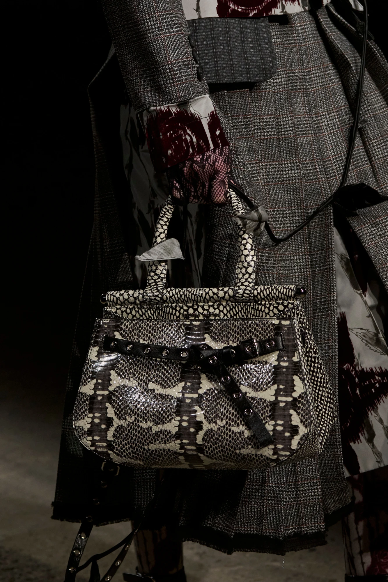 Головні тренди сумок сезону осінь-зима — 2025/26: сумка зі зміїним принтом