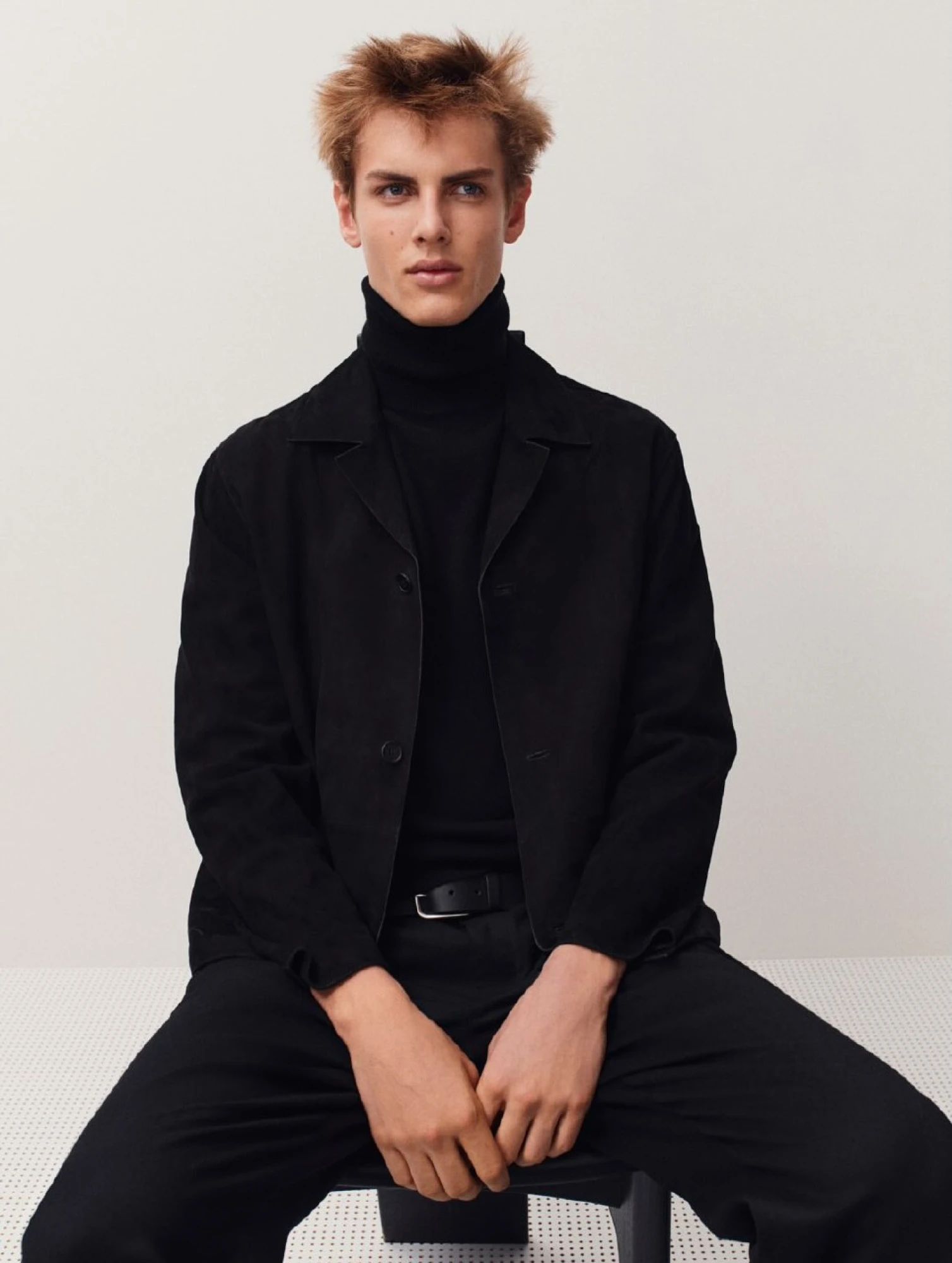 Ідеї подарунків на Новий рік — 2026: базовий чорний гольф Massimo Dutti 