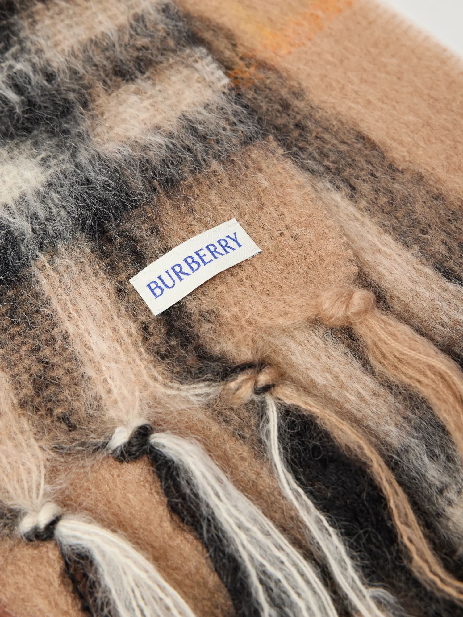 Ідеї подарунків на Новий рік — 2026: картатий шарф Burberry 