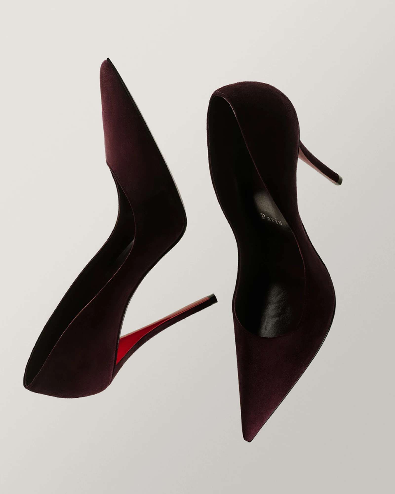 Що одягнути на Новий рік 2026: червоні гостроносі туфлі Christian Louboutin 