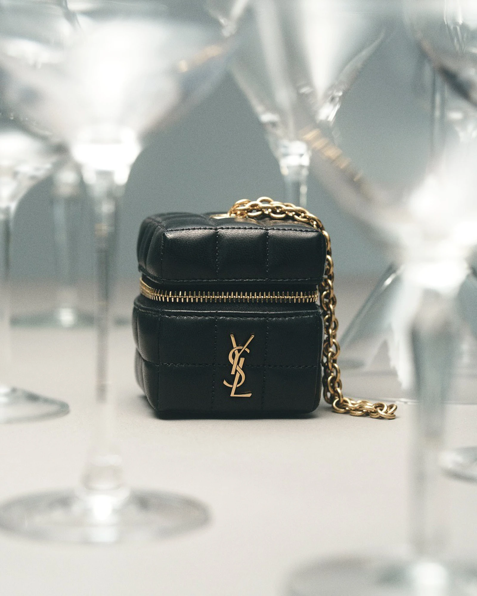 Що одягнути на Новий рік 2026: сумка мікроміні Saint Laurent 