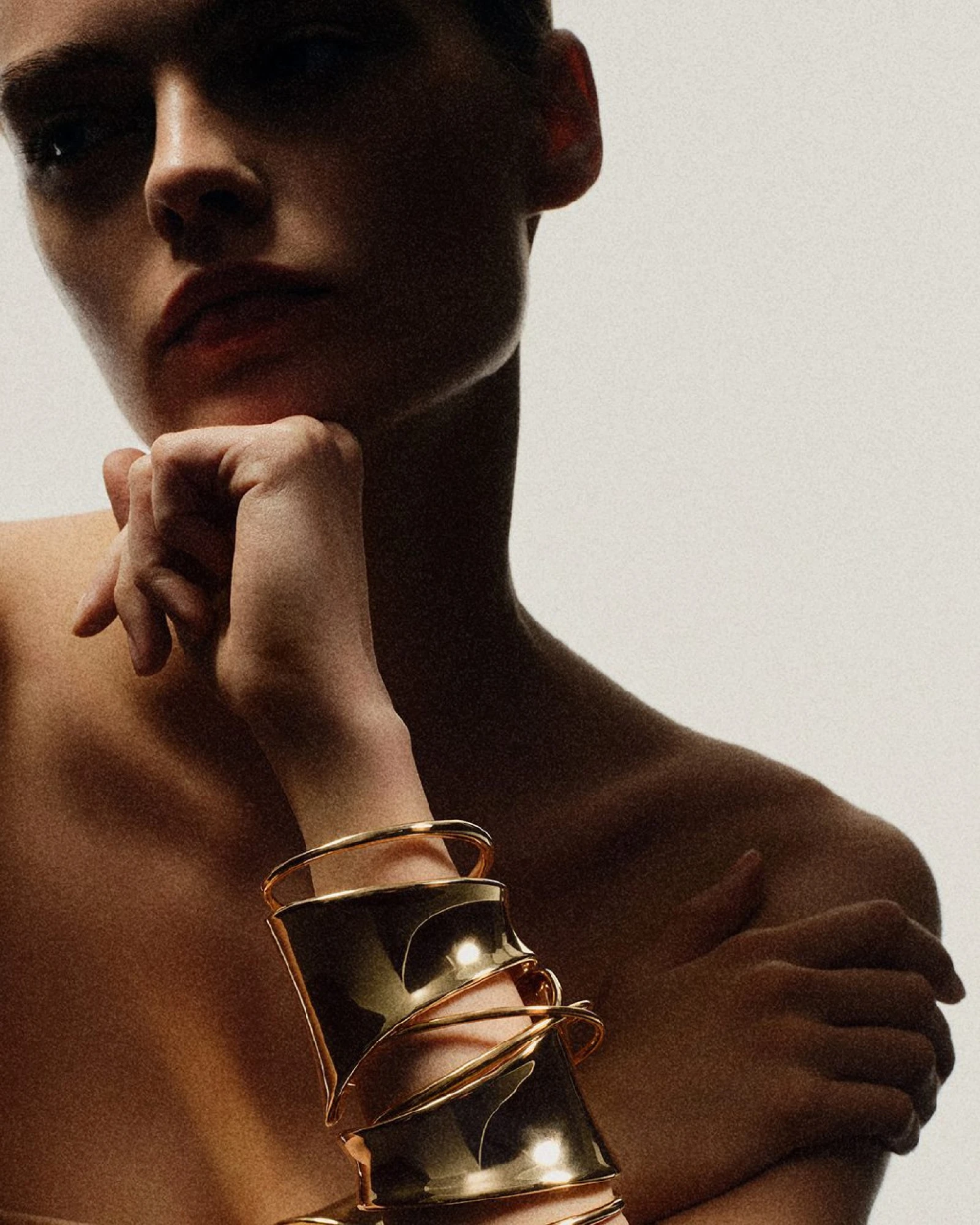 Що одягнути на Новий рік 2026: браслет-каф COS 