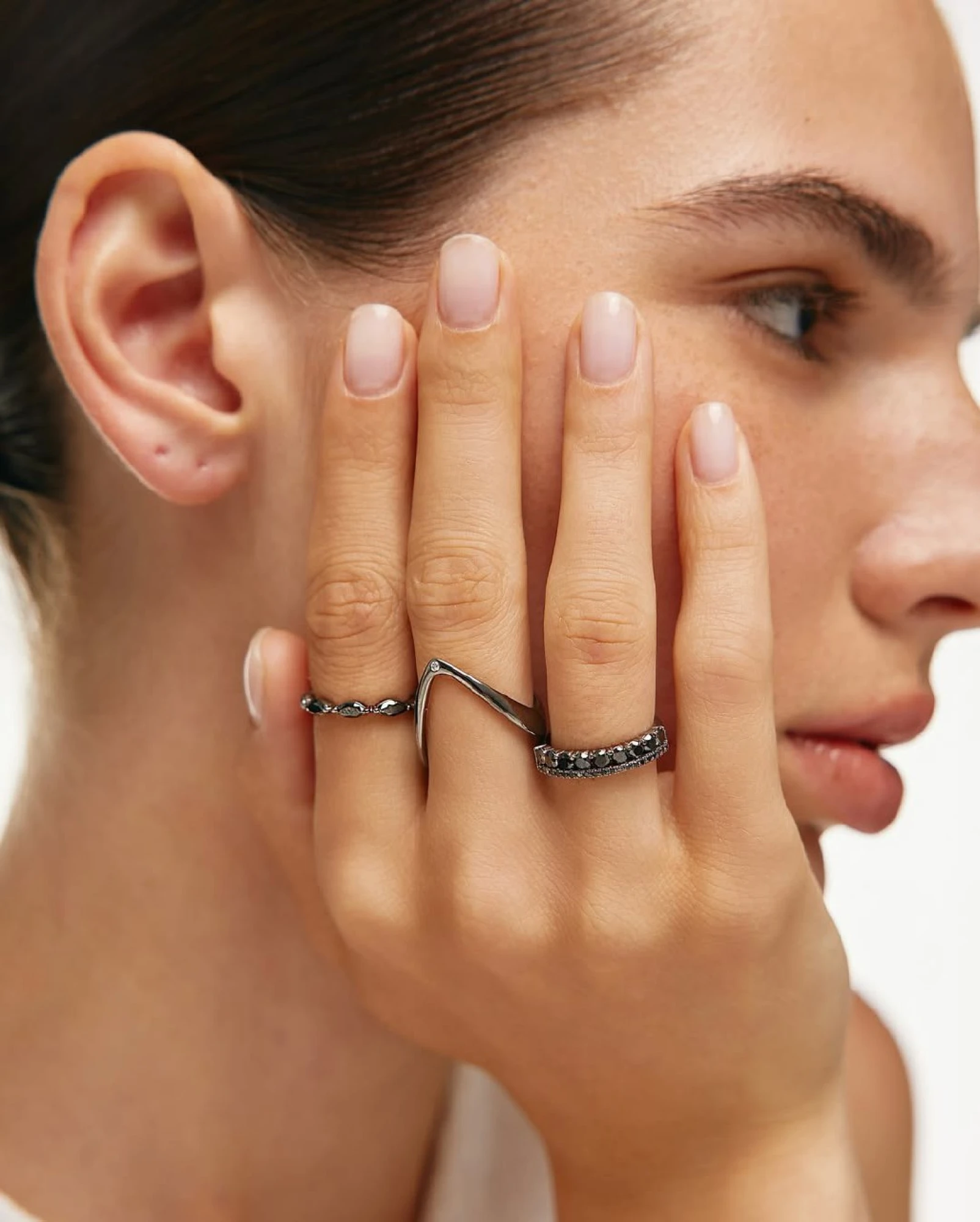 Що одягнути на Новий рік 2026: каблучки SOVA 