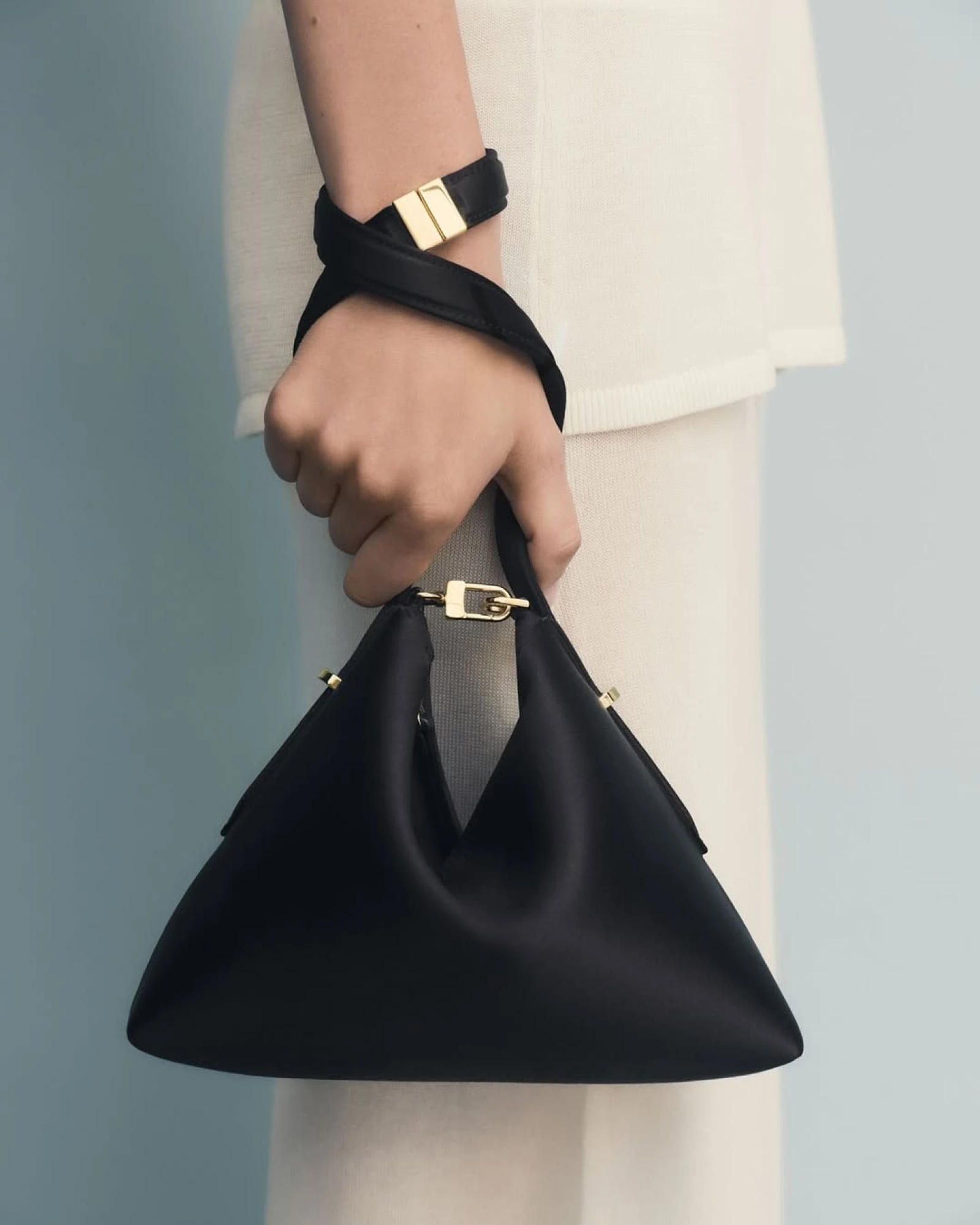 Що одягнути на Новий рік 2026: сумка Toteme 