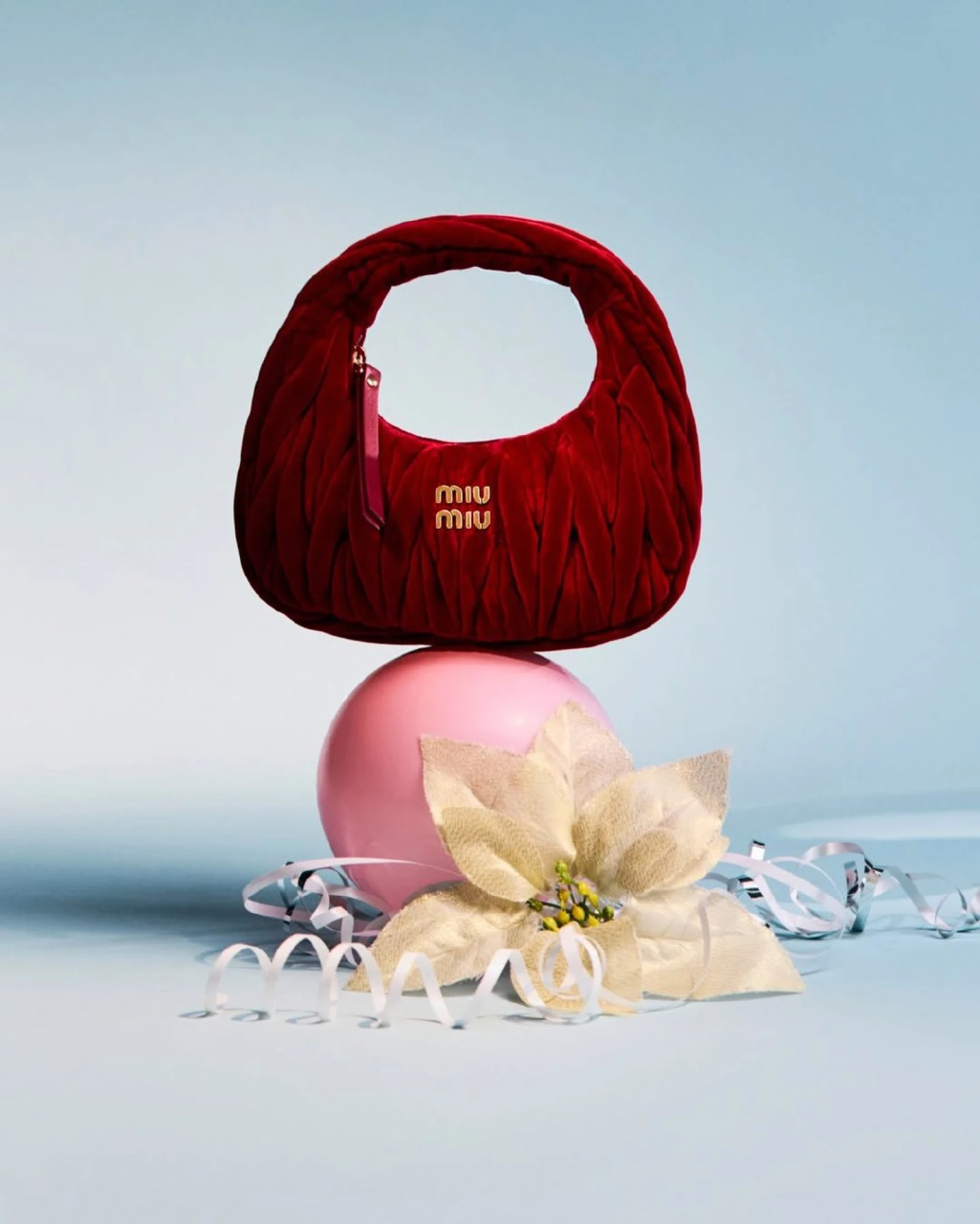 Що одягнути на Новий рік 2026: оксамитова сумка Miu Miu 