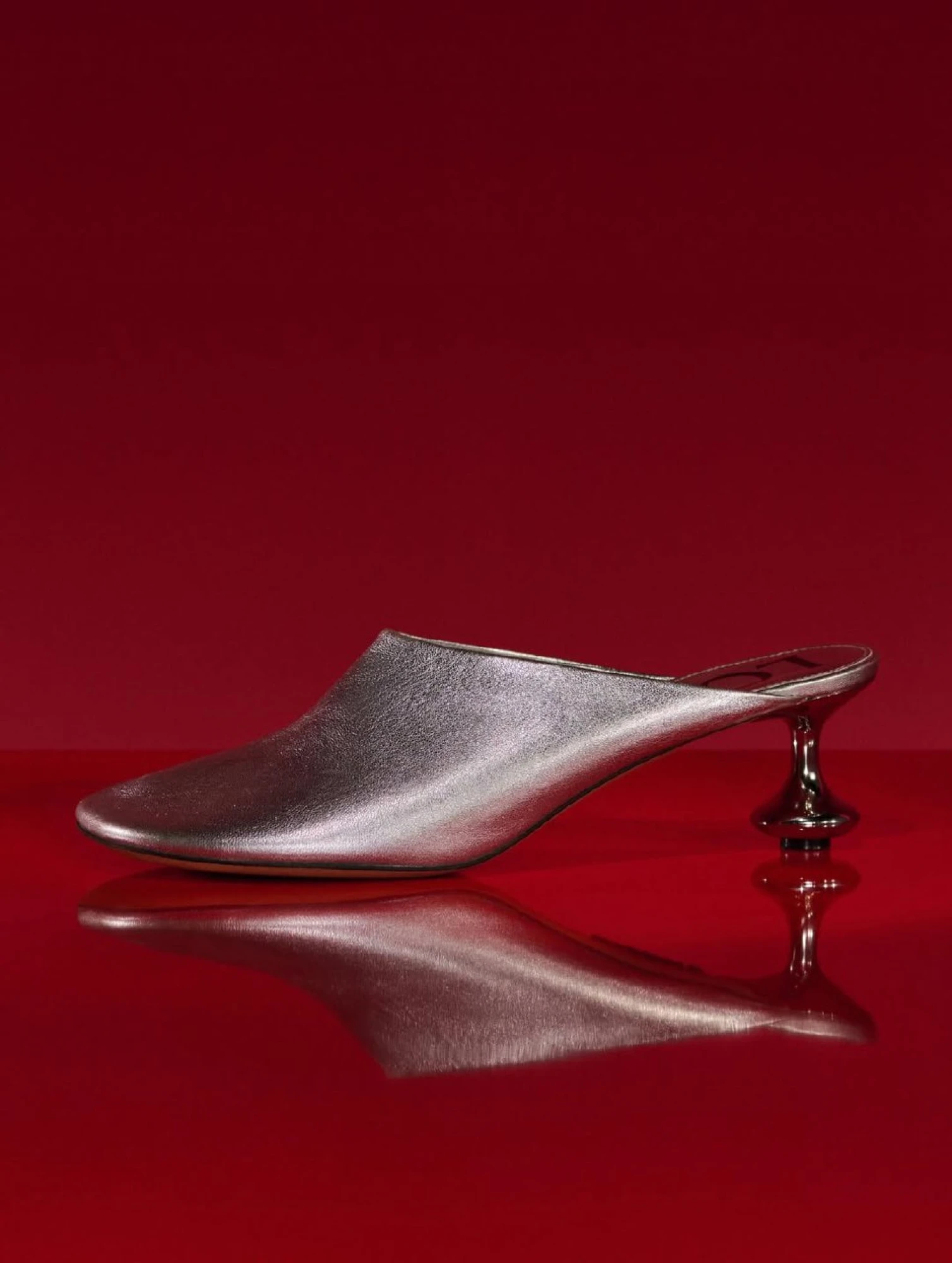 Що одягнути на Новий рік 2026: мюлі з ефектом металік Loewe 