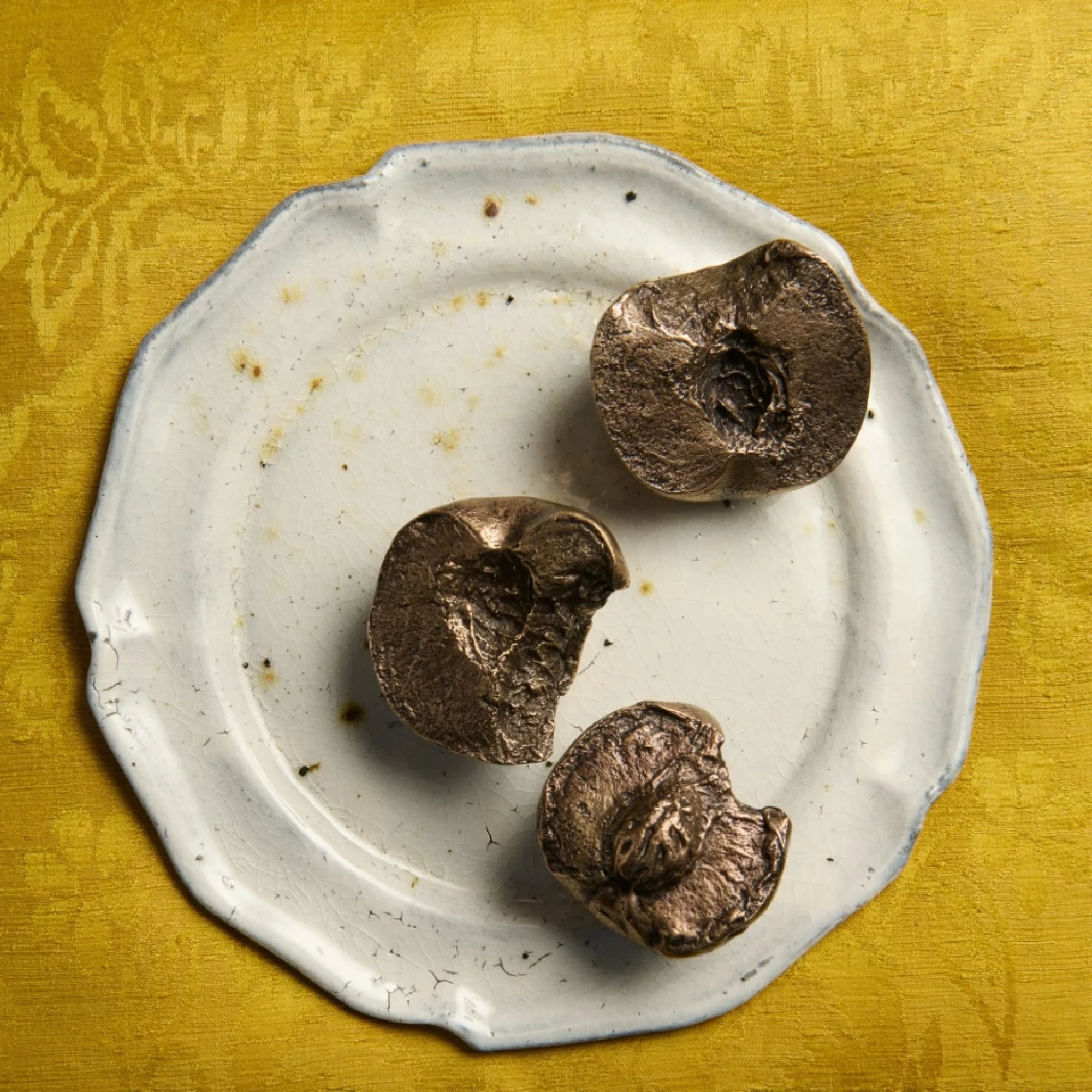 Джонатан Андерсон та Лука Гуаданьїно випустили бронзові преспап’є у вигляді персиків 