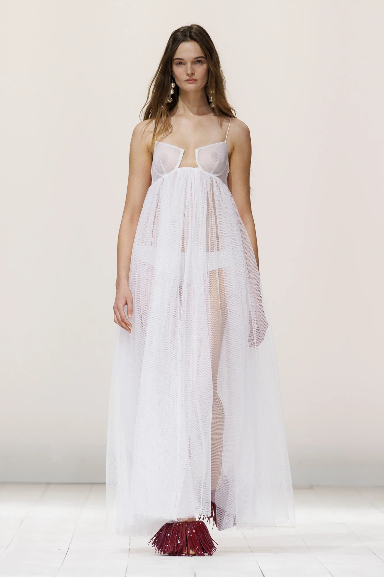 Головні модні тренди 2026 року: романтичні напівпрозорі сукні