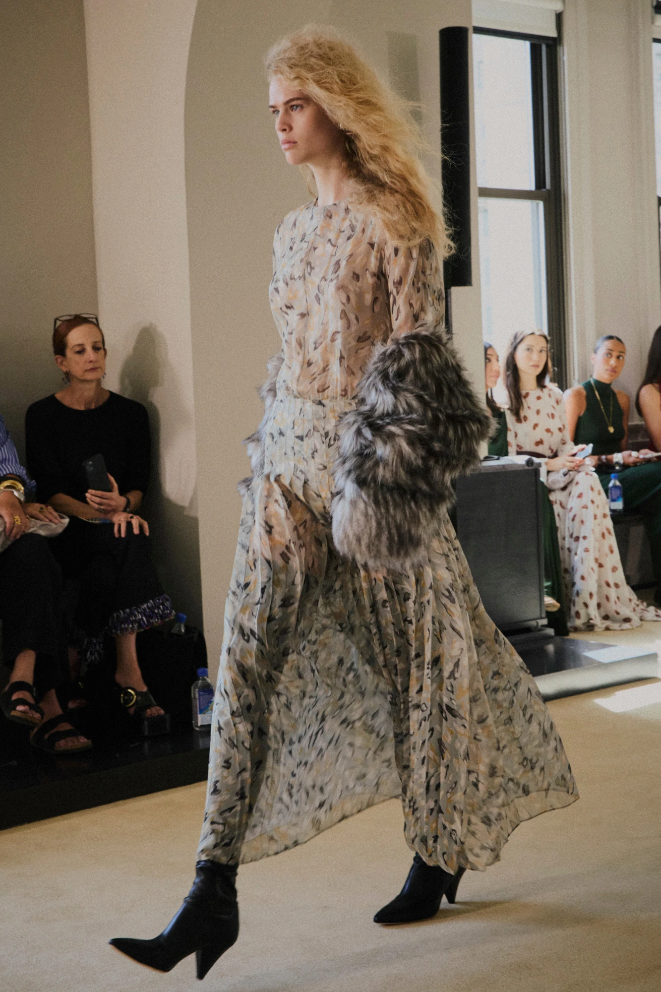 Головні модні тренди 2026 року: романтичні напівпрозорі сукні