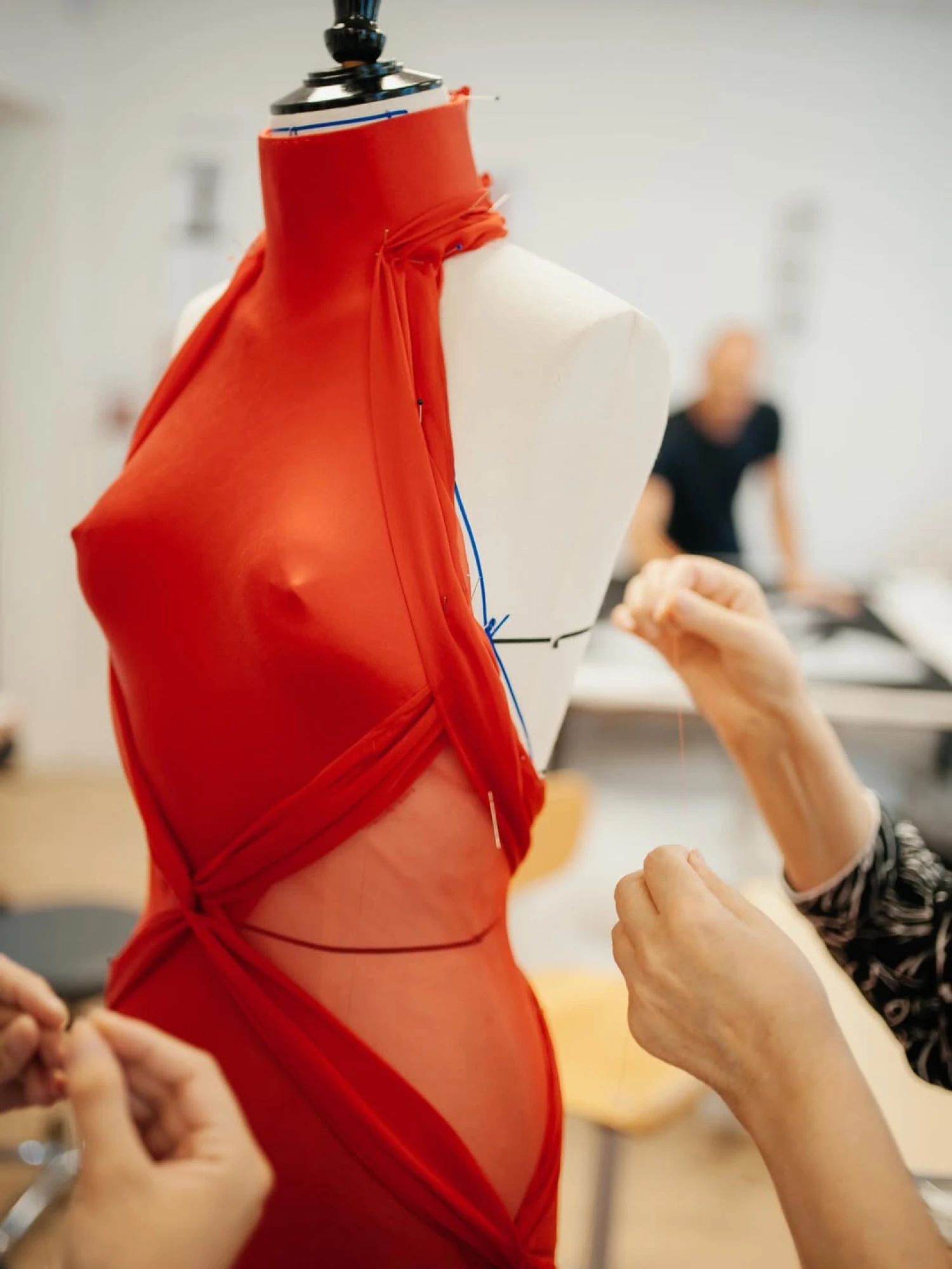 Белла Хадід зʼявилася у кутюрній сукні Schiaparelli на премʼєрі серіалу «Краса»