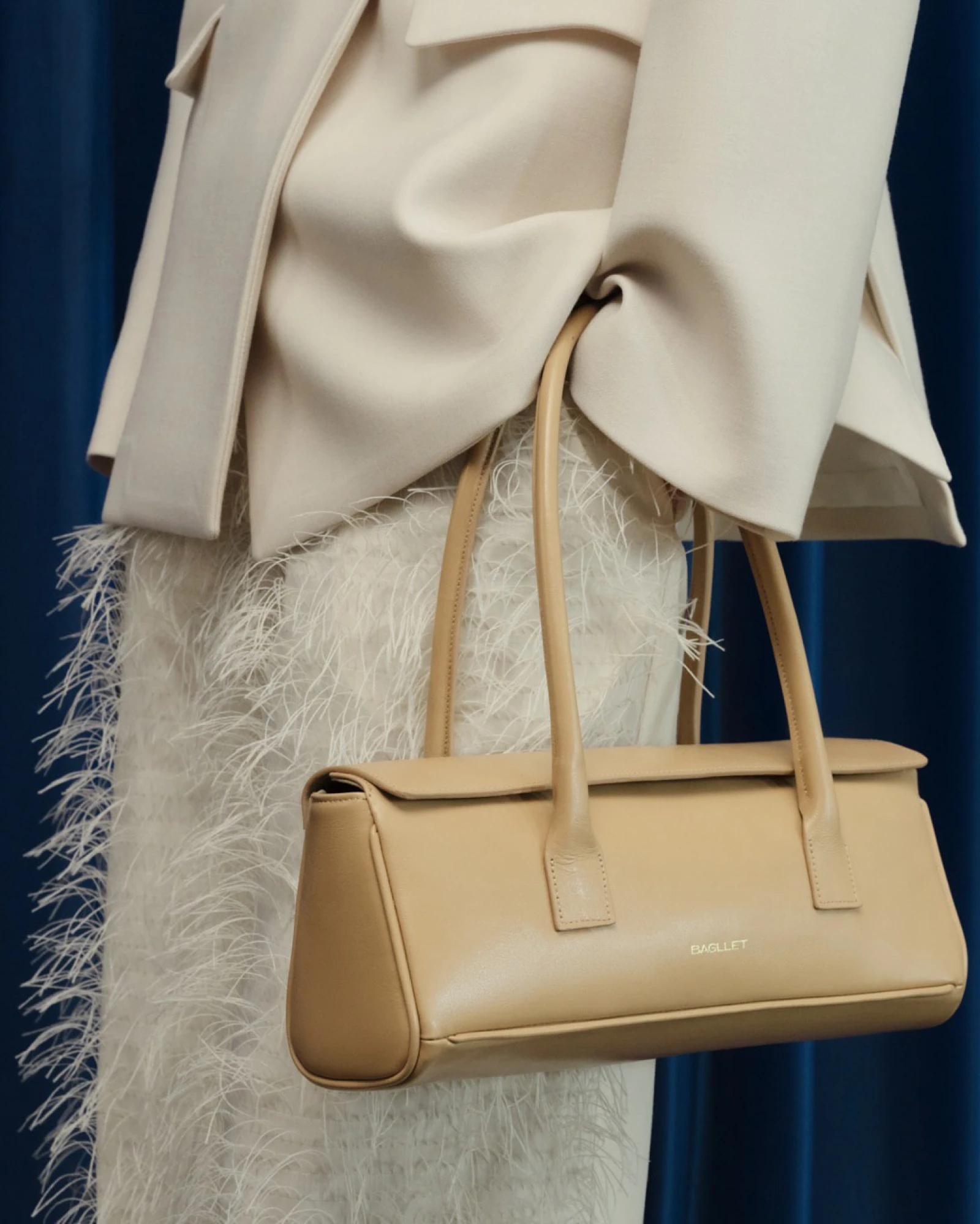 Бежева сумка видовженої форми Bagllet 