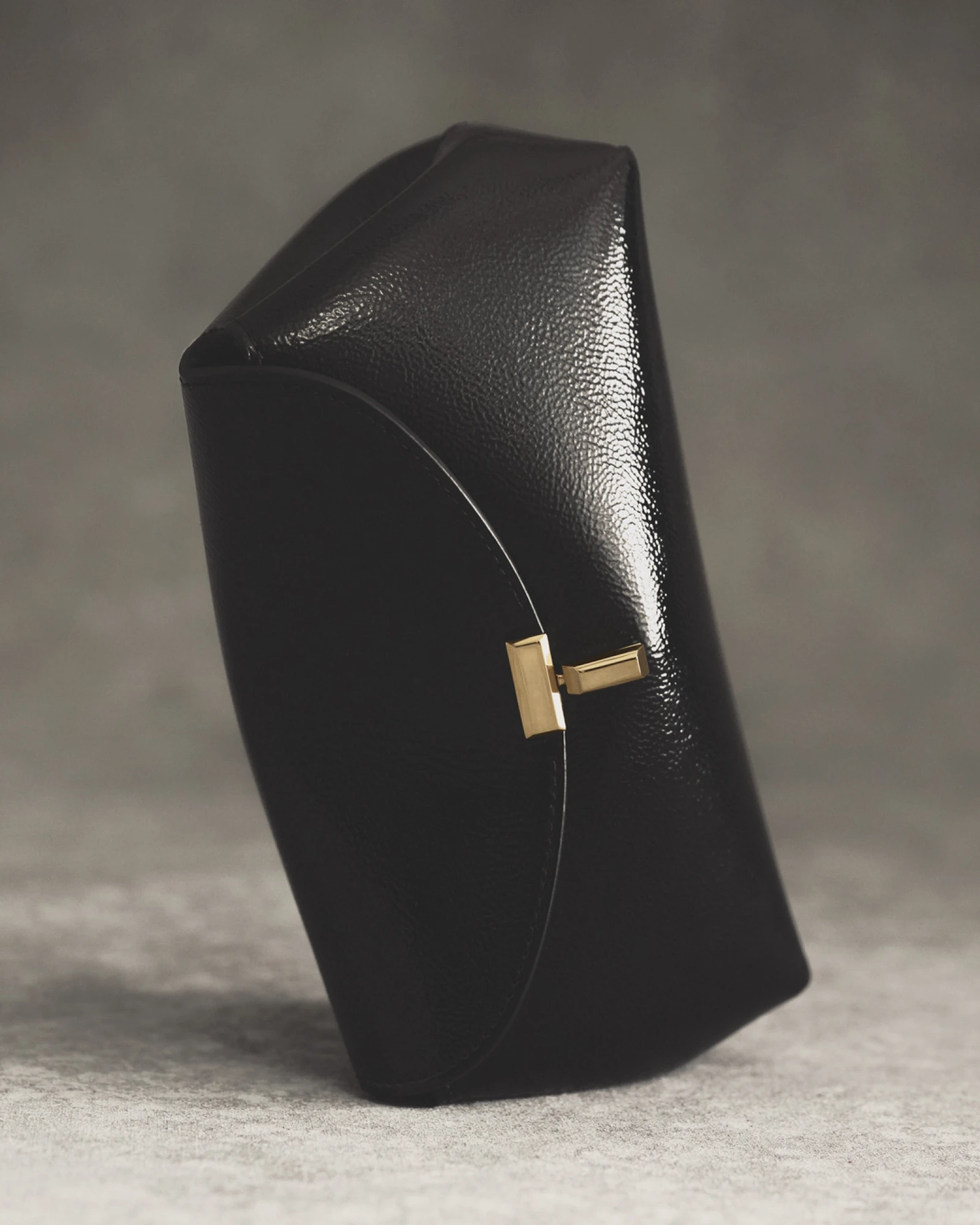 Клатч із застібкою T-lock Toteme 