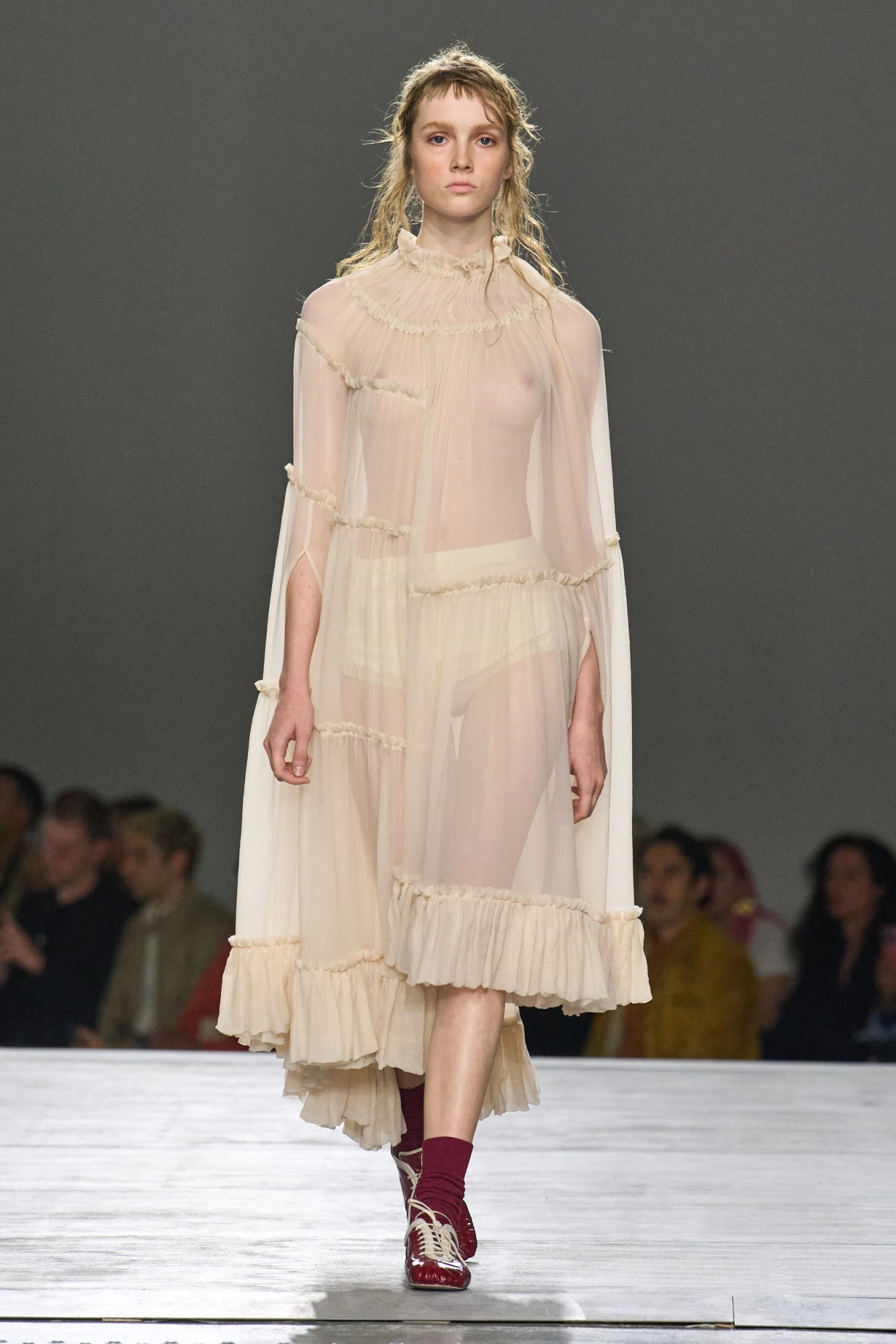 Головні тренди сезону весна-літо — 2026: Романтичні прозорі сукні 