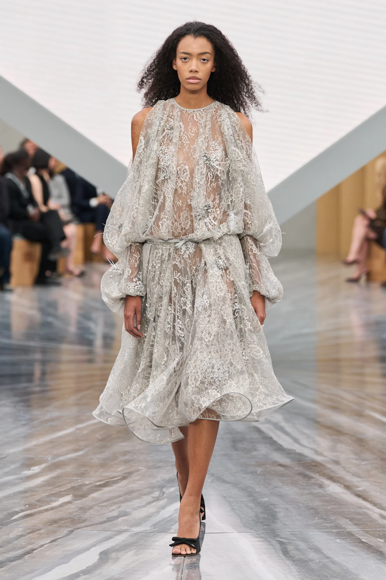 Головні тренди сезону весна-літо — 2026: Романтичні прозорі сукні 