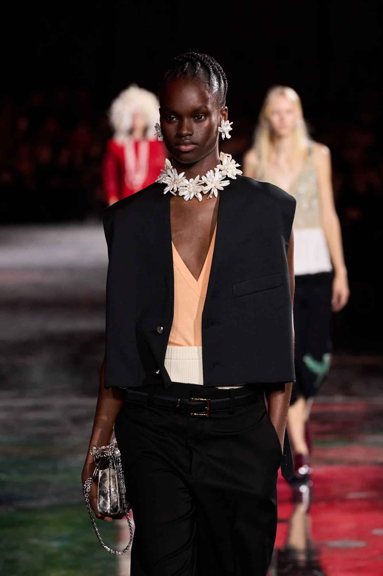 Головні тренди сезону весна-літо — 2026: Флористичні принти та об’ємні квіти 