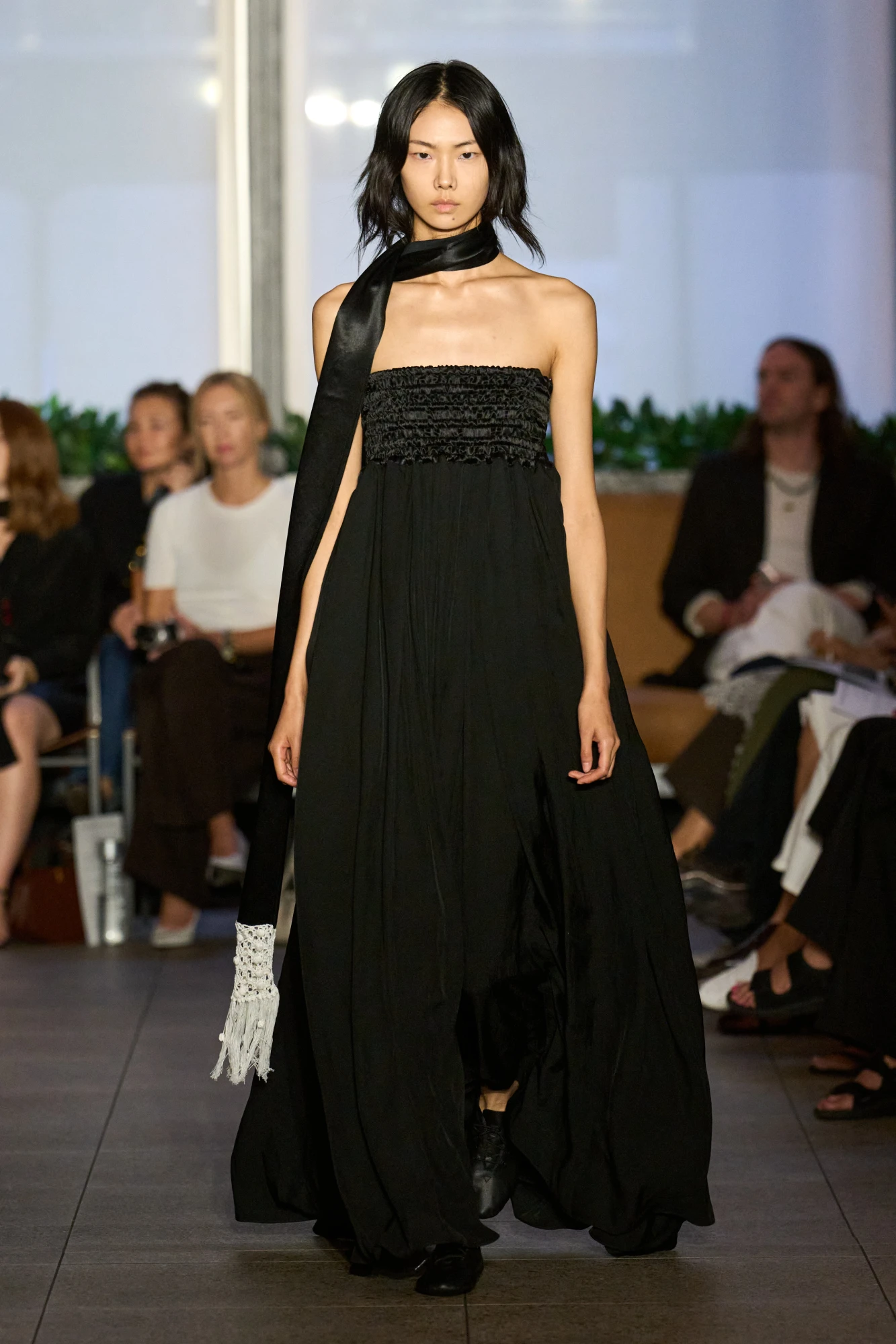 Довгий тонкий шарф з бахромою