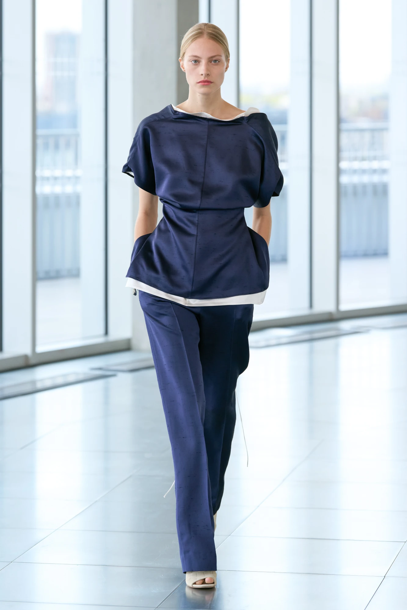 Головні кольори сезону весна-літо — 2026: глибокий синій 