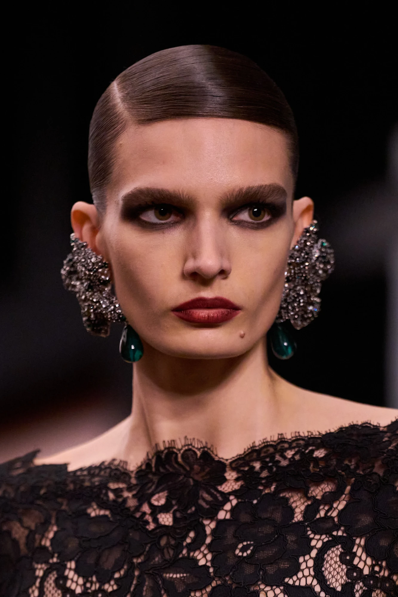 модель на показі Saint Laurent FW26 з боковим проділом