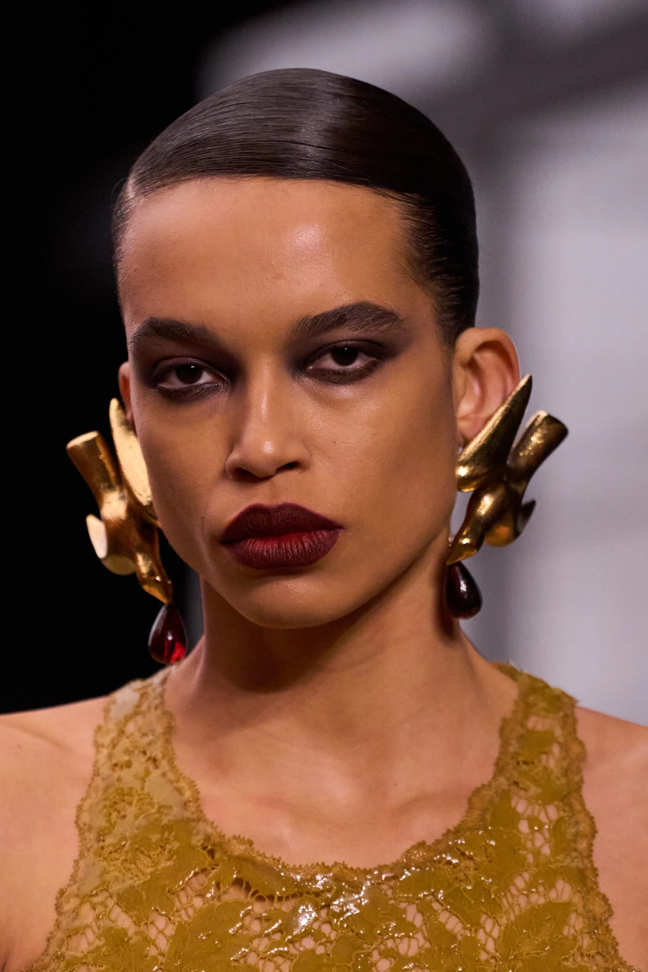 модель на показі Saint Laurent FW26 з боковим проділом