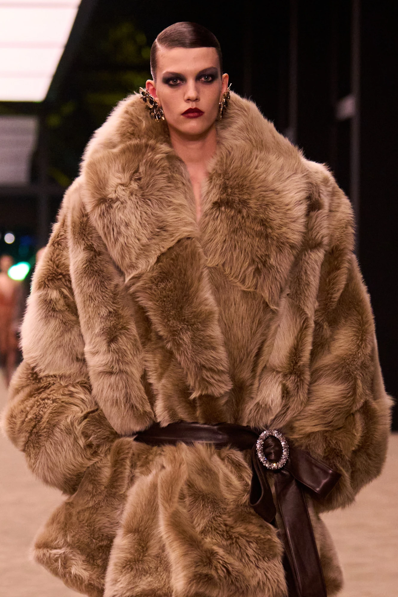 модель на показі Saint Laurent FW26 з боковим проділом