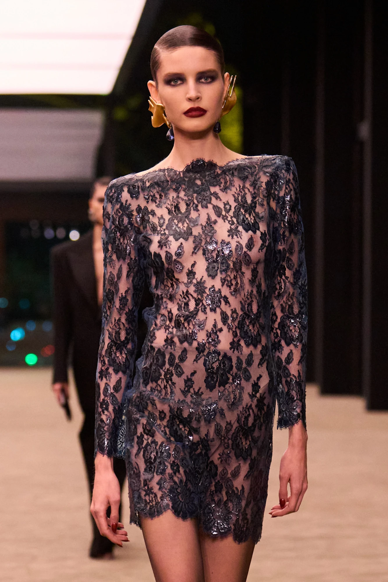 модель на показі Saint Laurent FW26 з боковим проділом