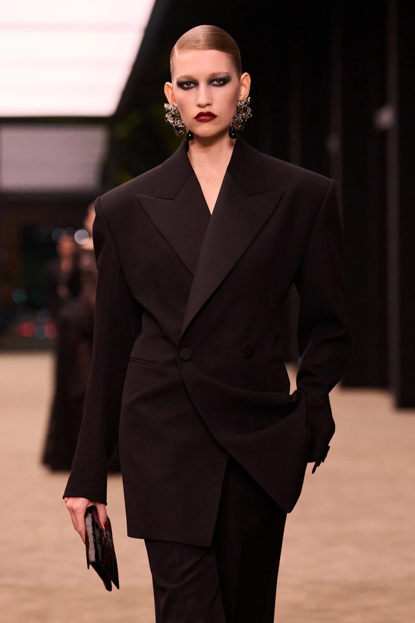 модель на показі Saint Laurent FW26 з боковим проділом