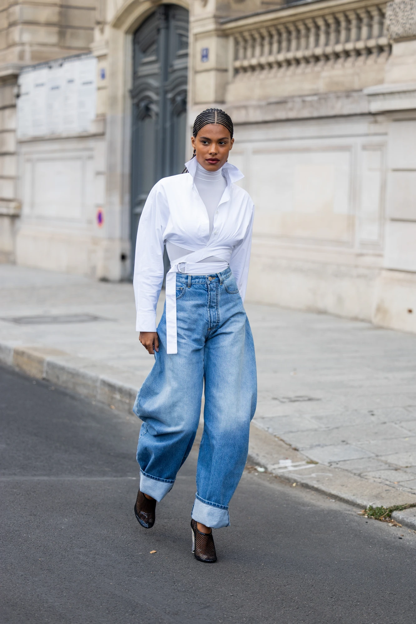 Тіна Кунакі у вірусних barrel-leg джинсах 