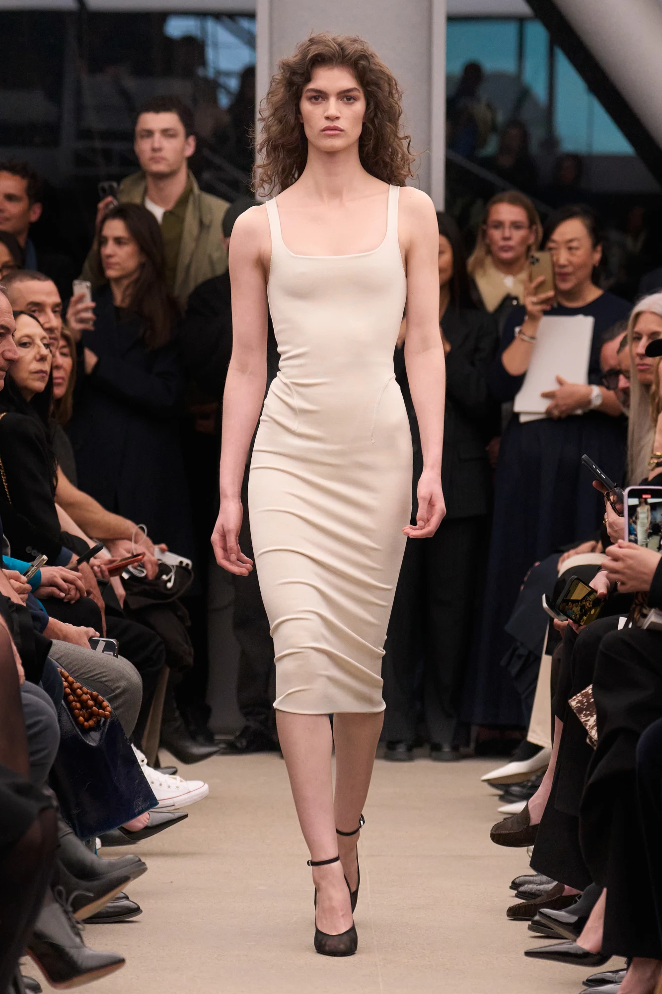 Alaïa осінь-зима — 2026/27: останній показ Пітера Мюльє 