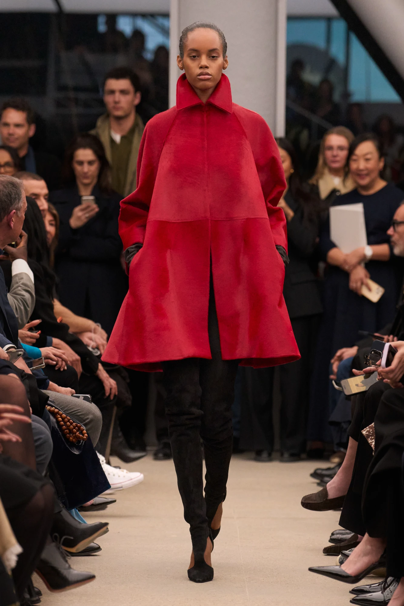 Alaïa осінь-зима — 2026/27: останній показ Пітера Мюльє 