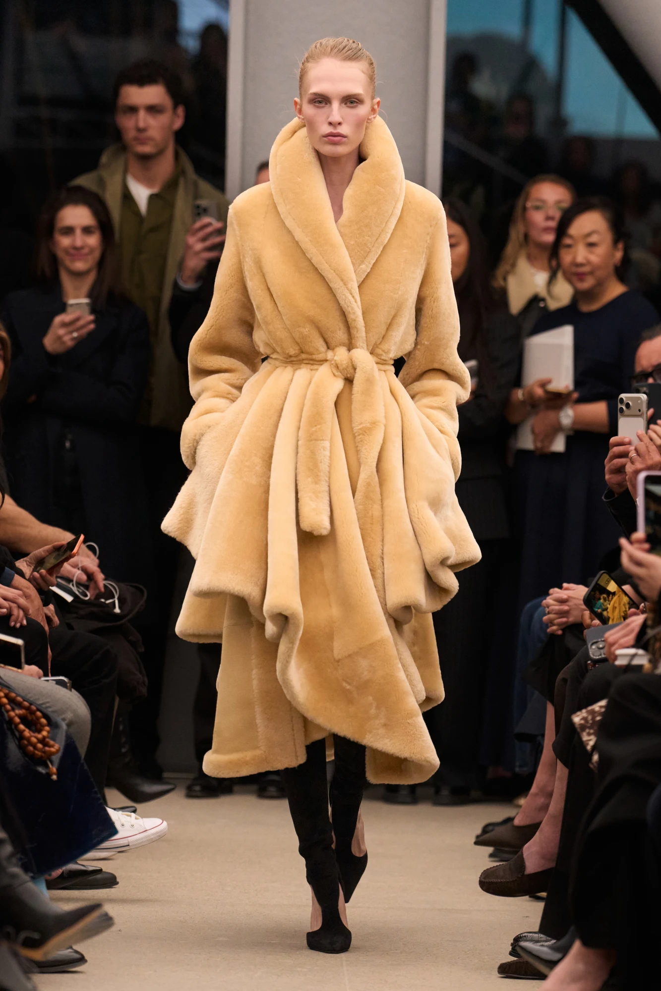 Alaïa осінь-зима — 2026/27: останній показ Пітера Мюльє 