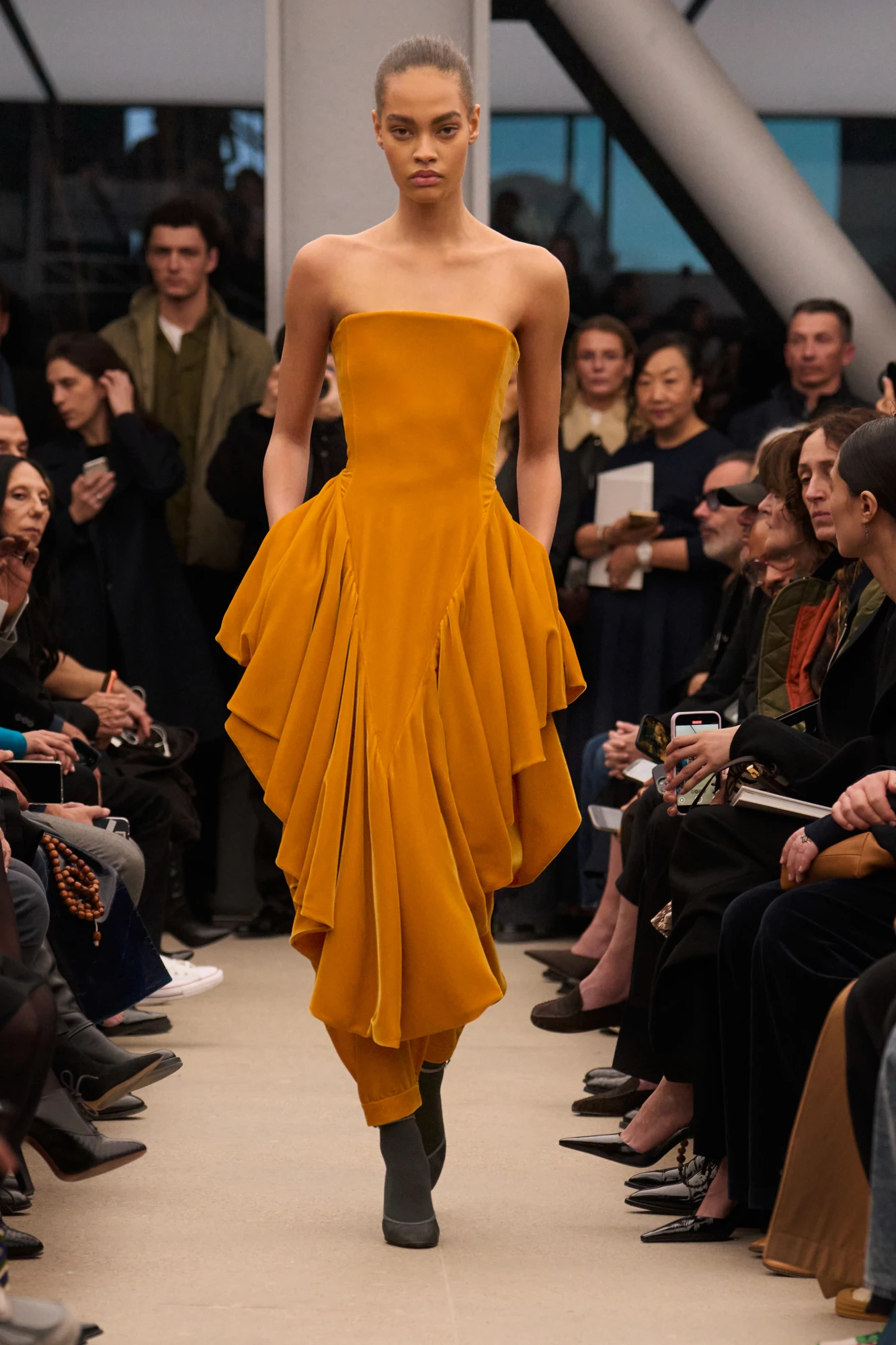 Alaïa осінь-зима — 2026/27: останній показ Пітера Мюльє 