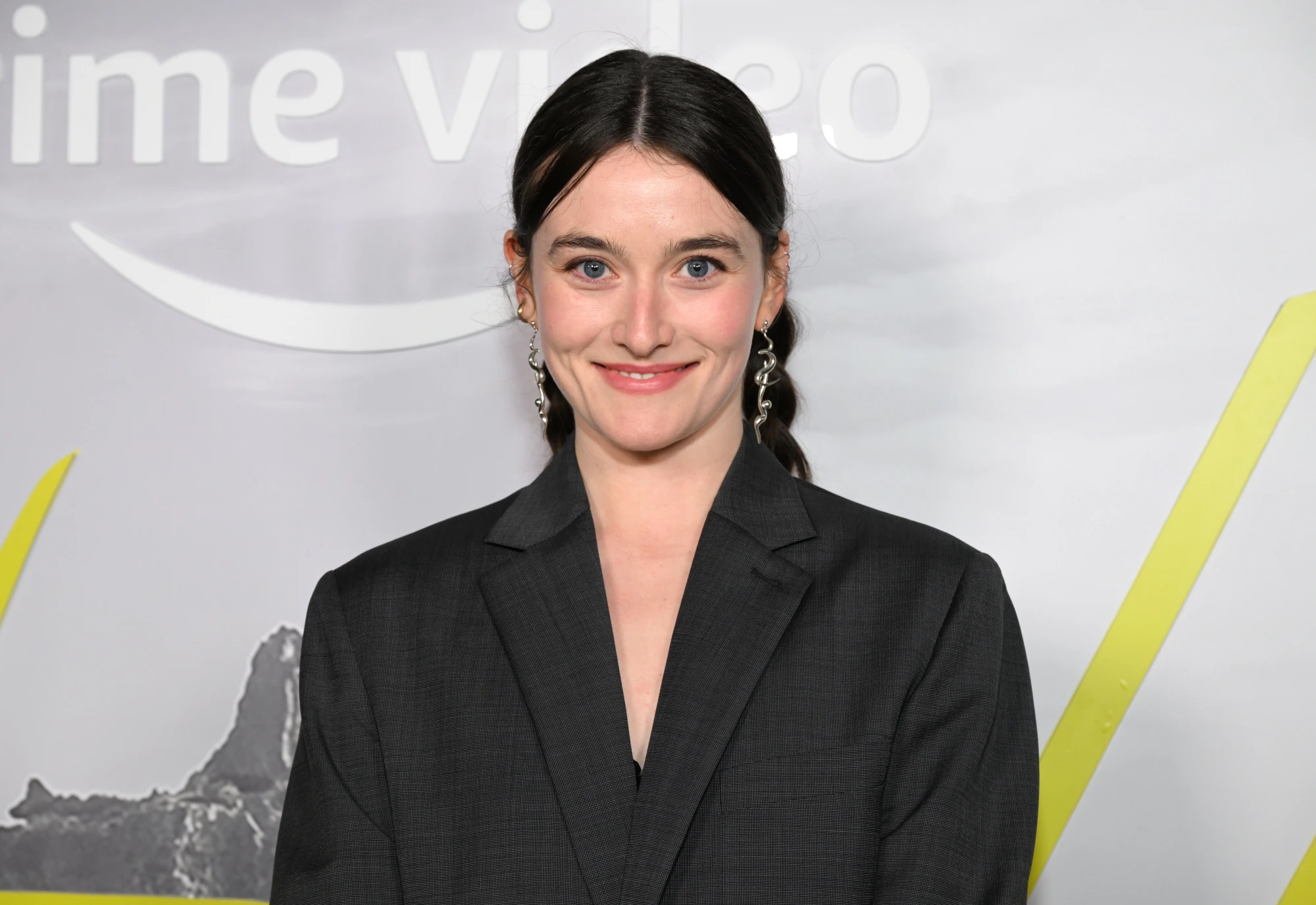 Сара Піджон із темним волоссям на показі другого сезону серіалу The Wilds, Лос-Анджелес, 2022