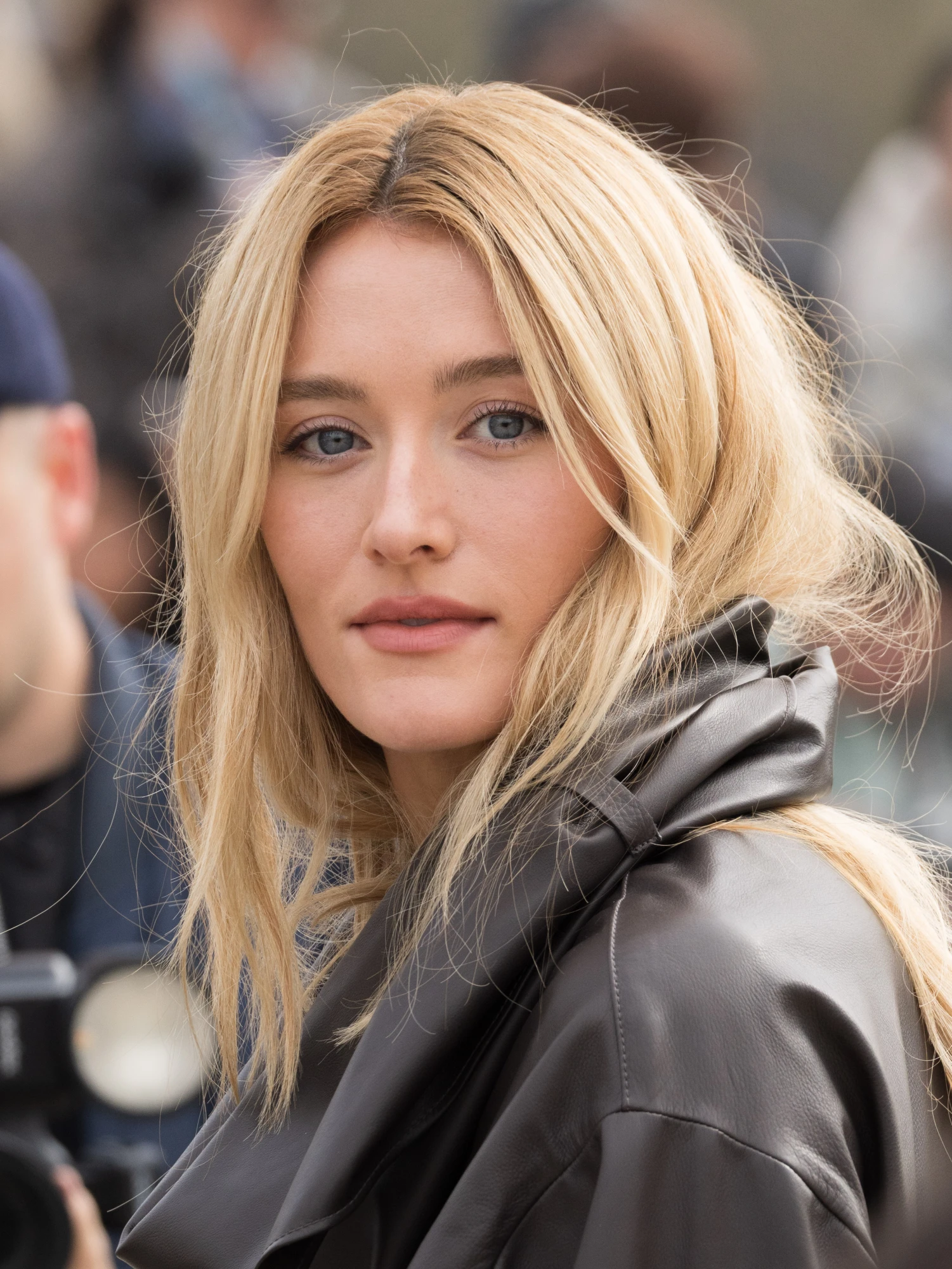 Сара Піджон із блондом у стилі Керолін Бессетт на показі Prada осінь-зима 2026/27.