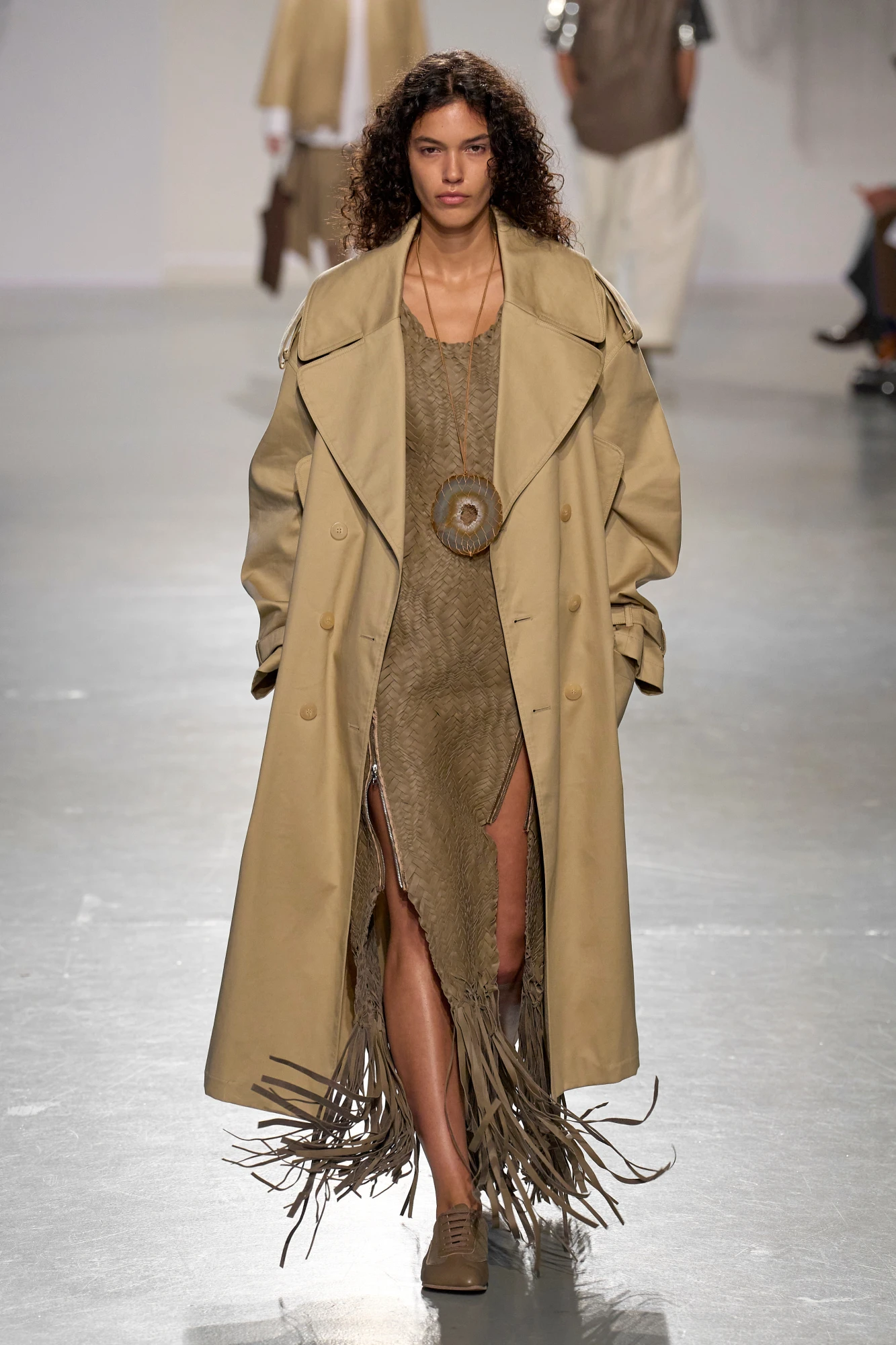 Класичний бежевий тренч 