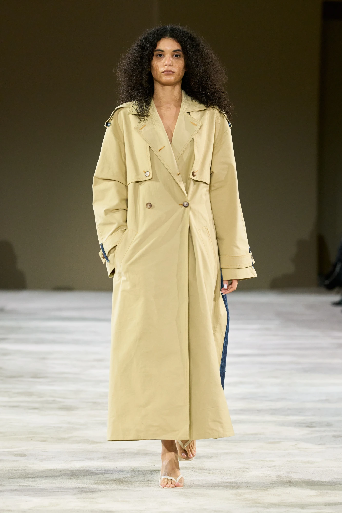 Класичний бежевий тренч 