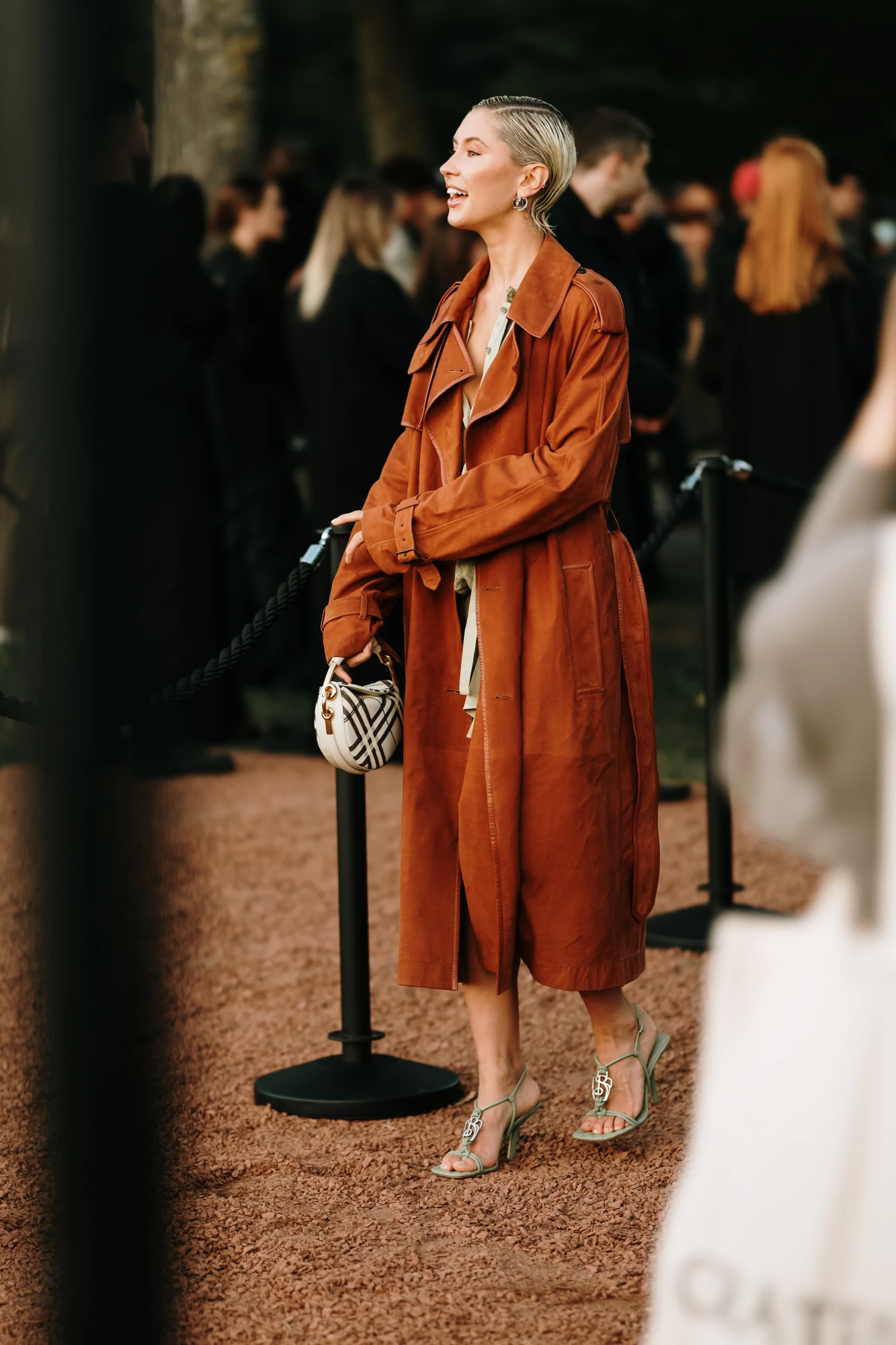 Образи з тренчем зі streetstyle сезону весна-літо — 2026