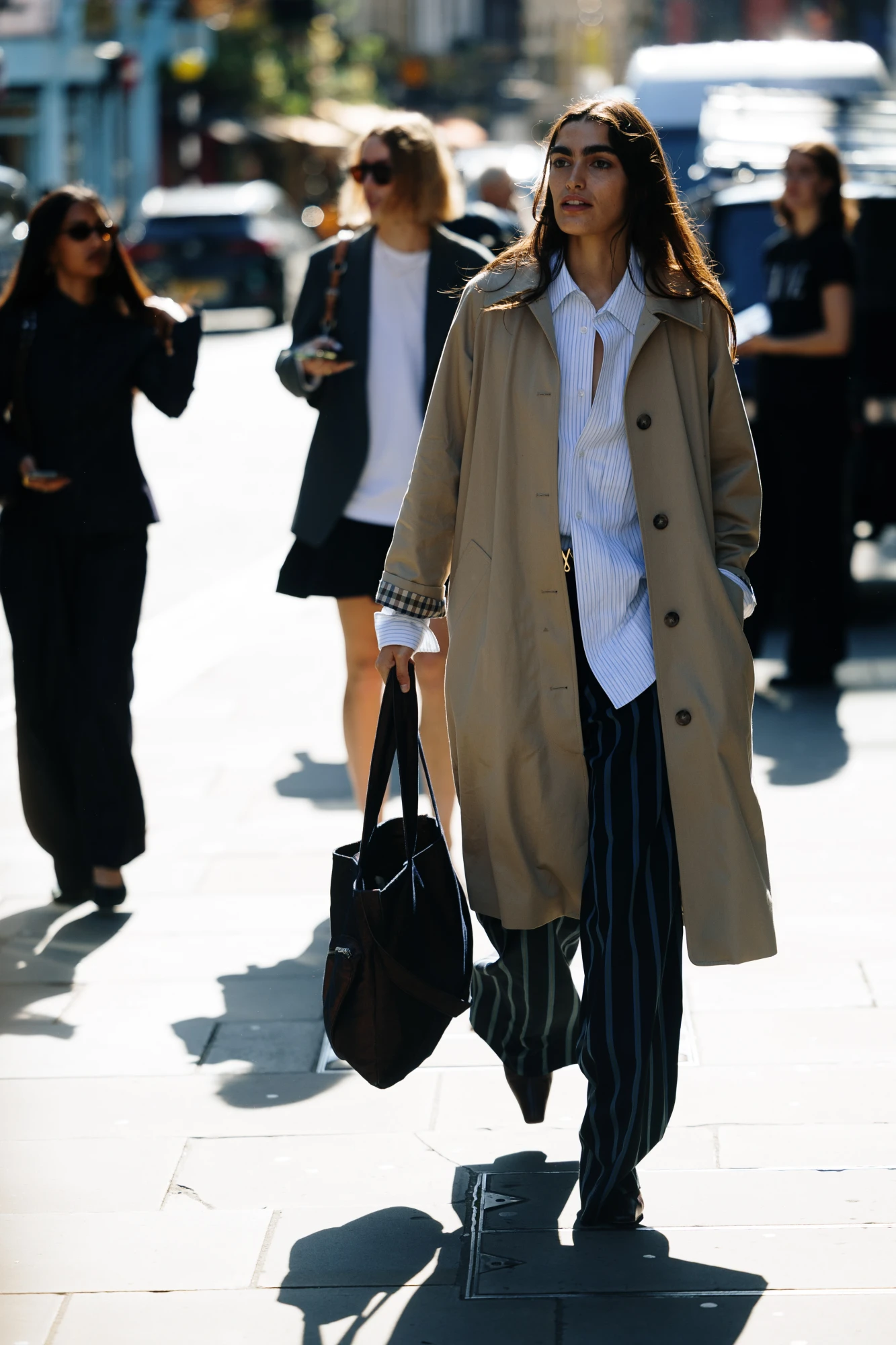 Образи з тренчем зі streetstyle сезону весна-літо — 2026