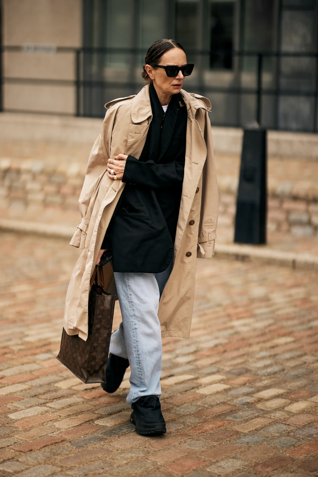 Образи з тренчем зі streetstyle сезону весна-літо — 2026