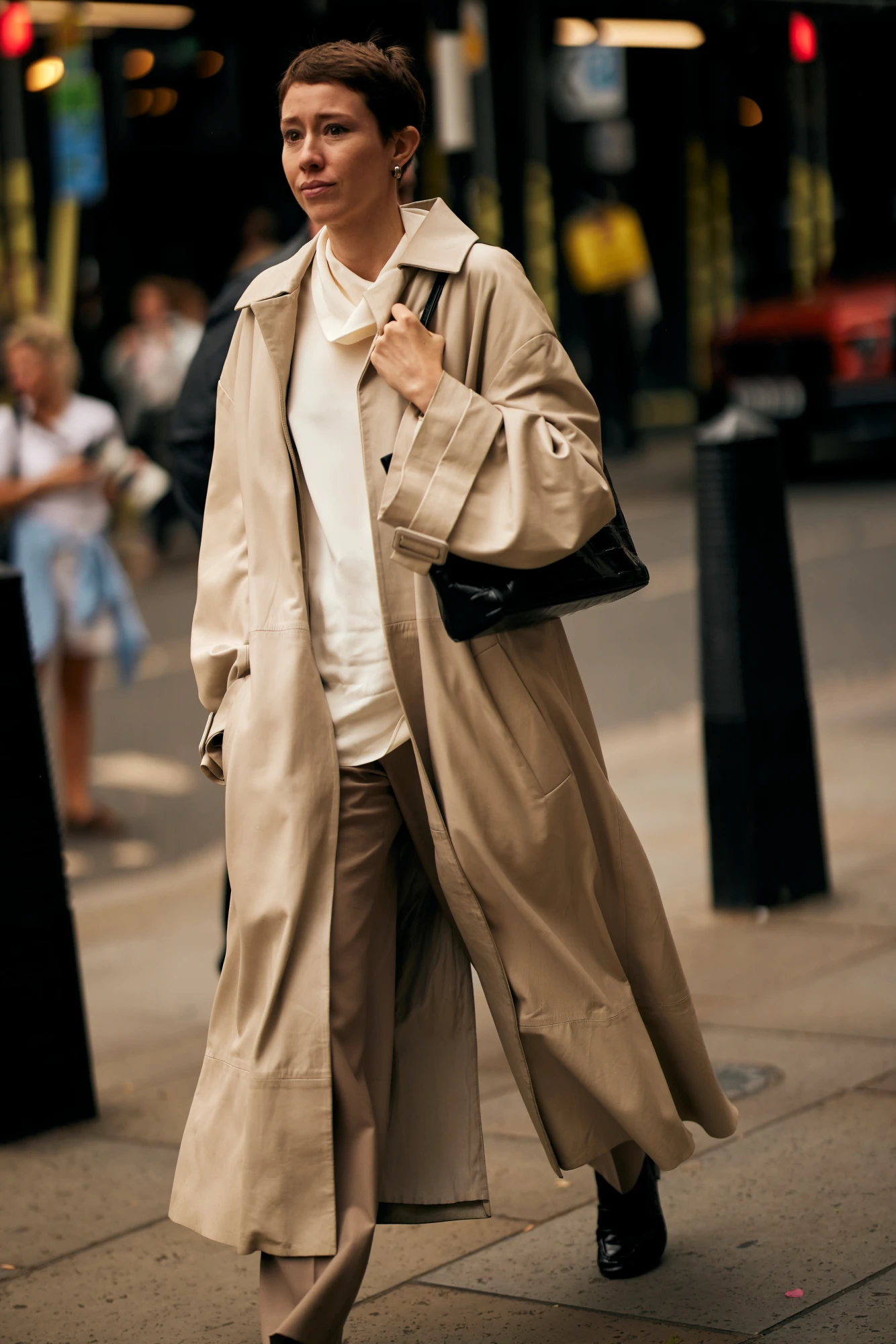 Образи з тренчем зі streetstyle сезону весна-літо — 2026