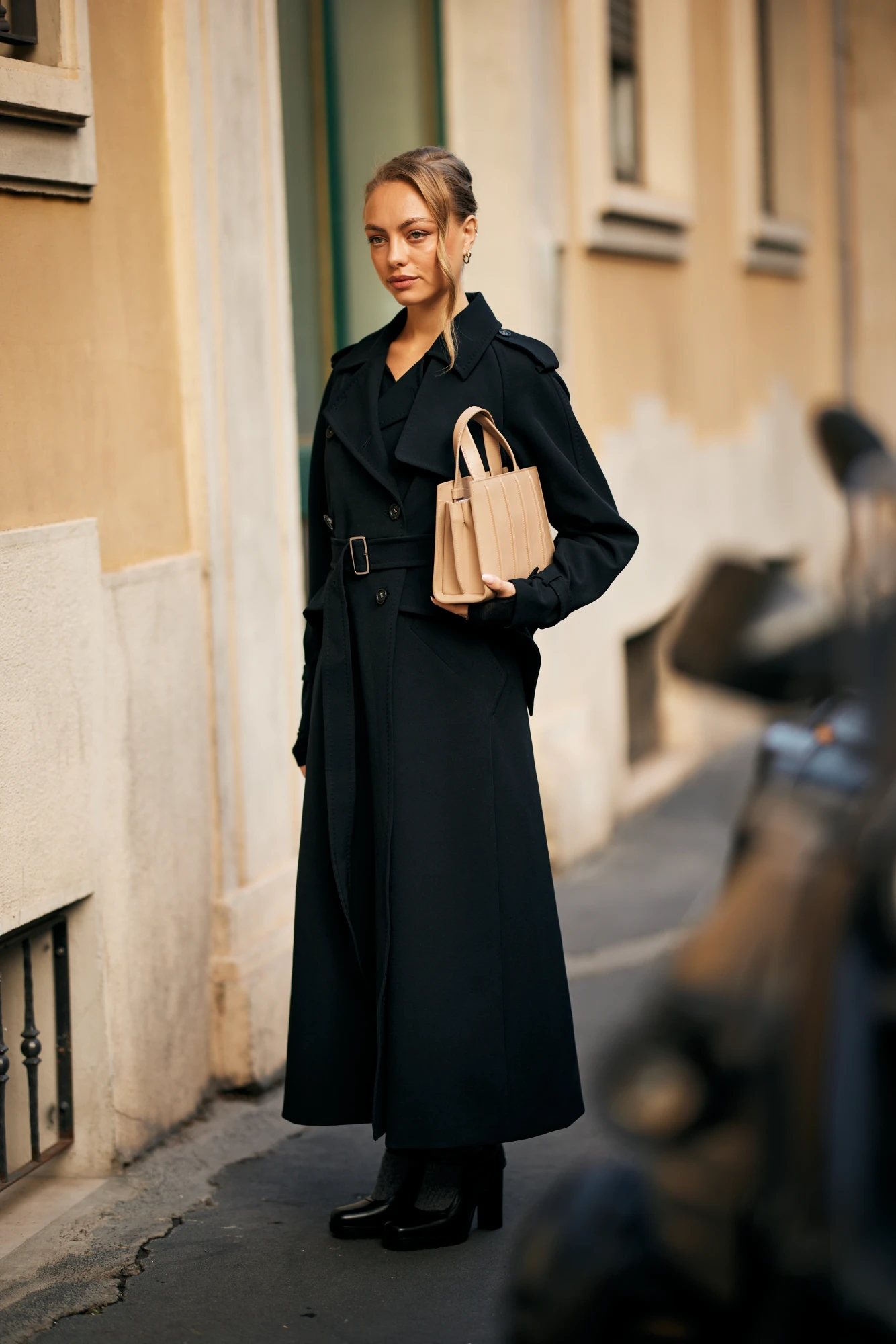 Образи з тренчем зі streetstyle сезону весна-літо — 2026