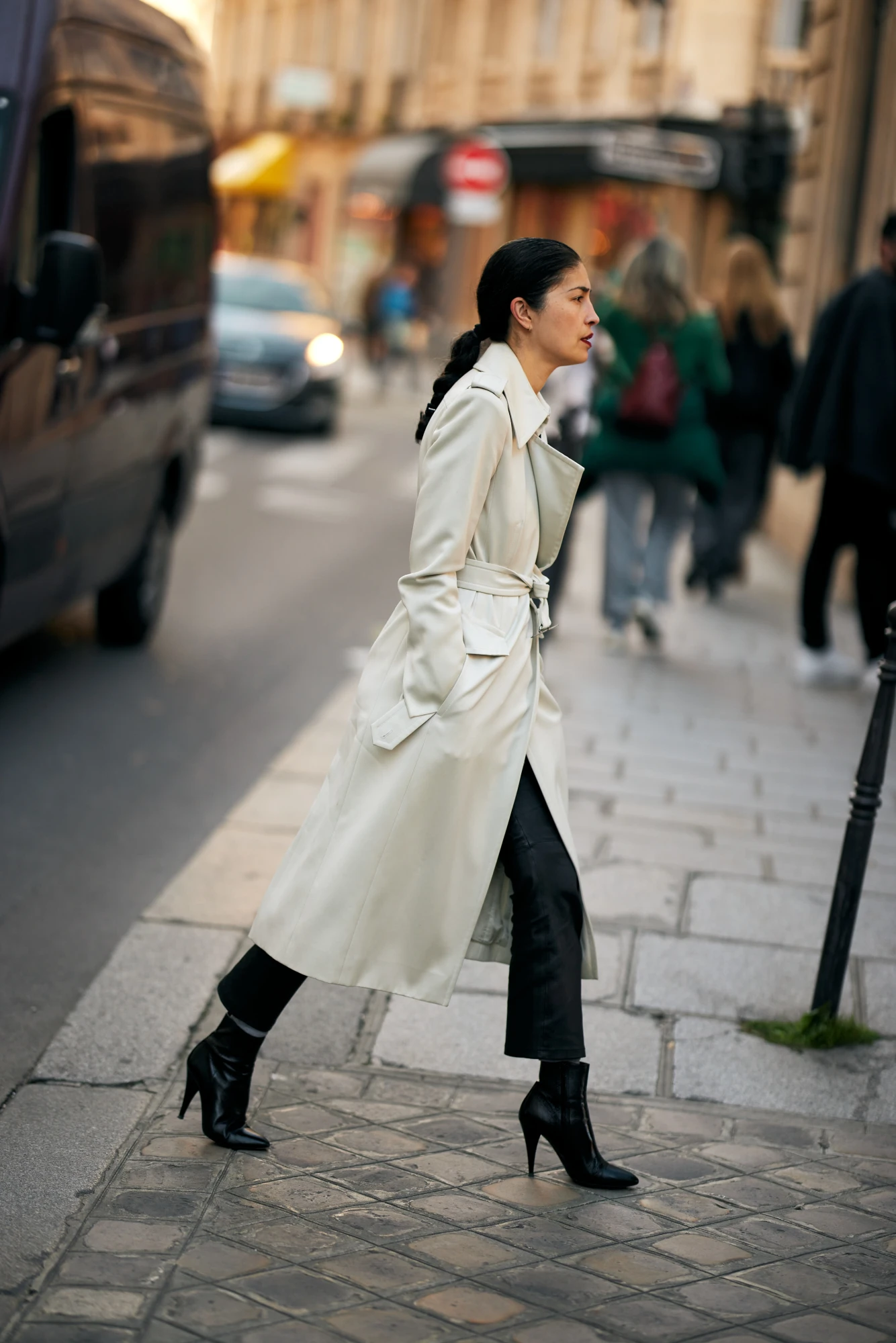 Образи з тренчем зі streetstyle сезону весна-літо — 2026