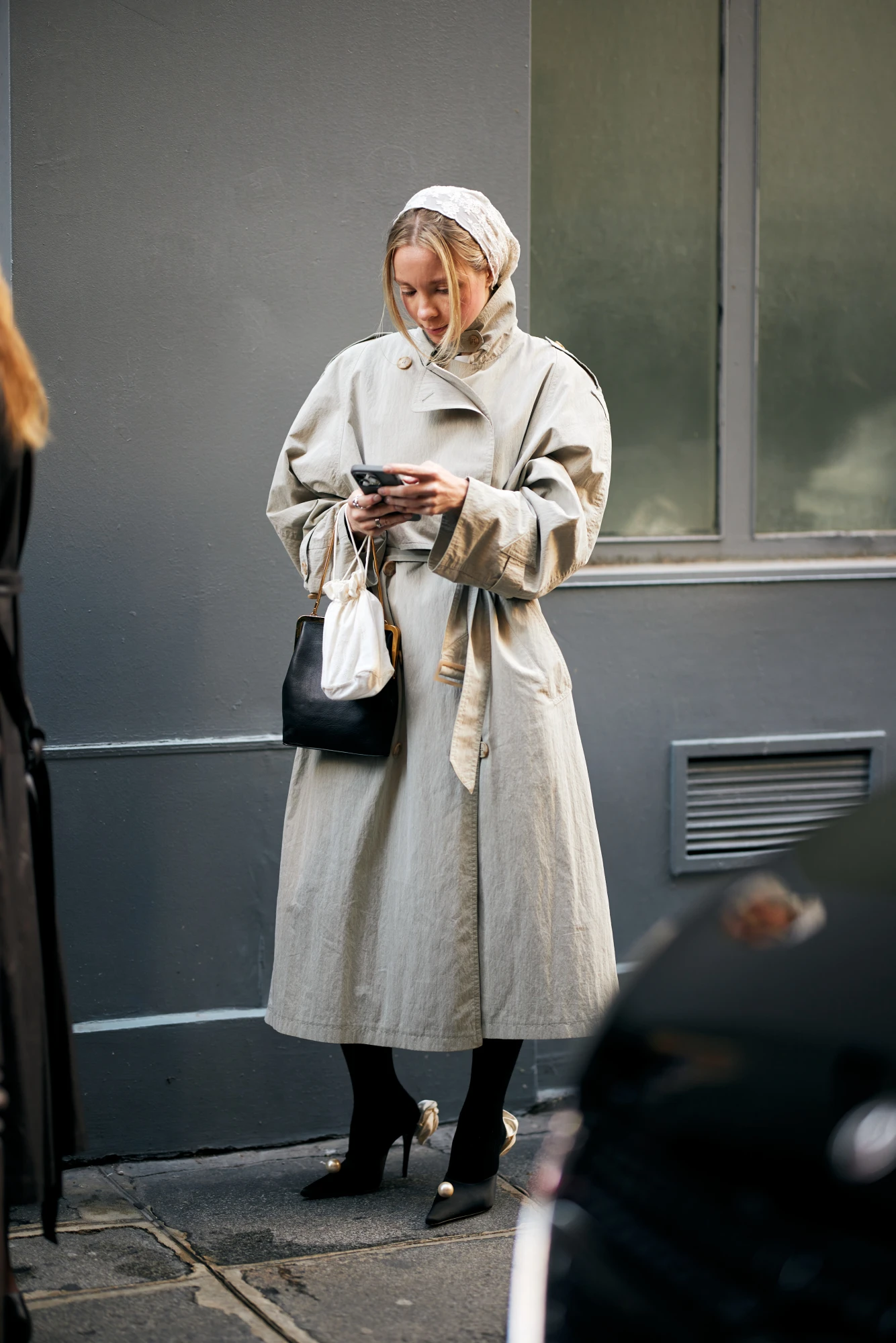 Образи з тренчем зі streetstyle сезону весна-літо — 2026