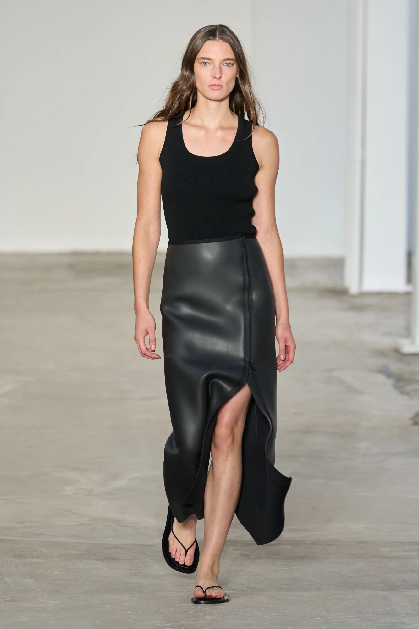 Спідниці з екошкіри з розрізом 