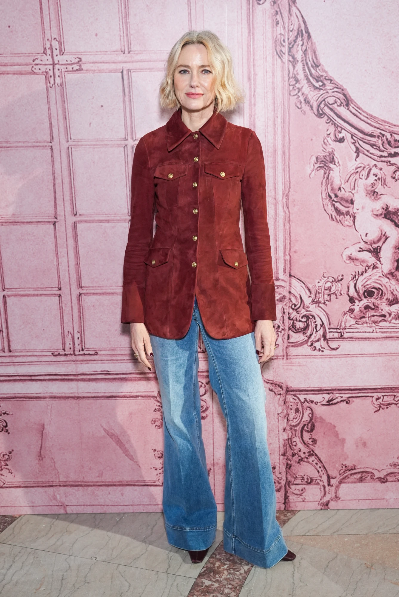 Наомі Воттс у джинсах кльош