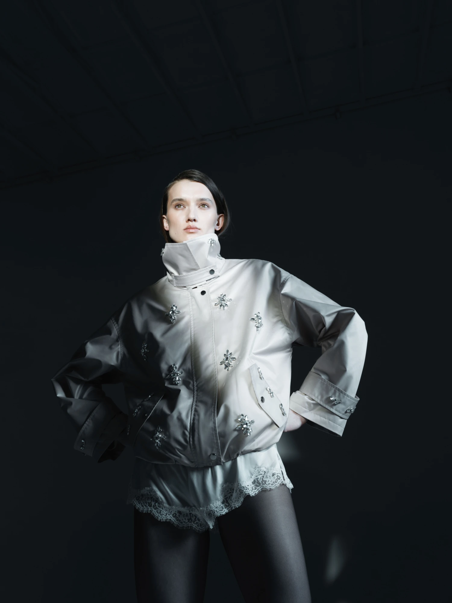 Вітрівка з декором із каміння AMBITNA 