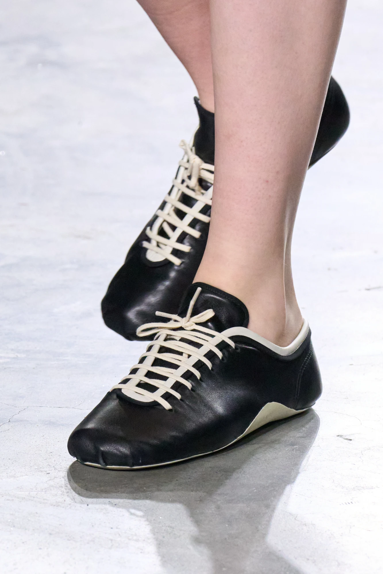 Тренди взуття весна-літо — 2026: Кросівки у стилі ретро на пласкій підошві 