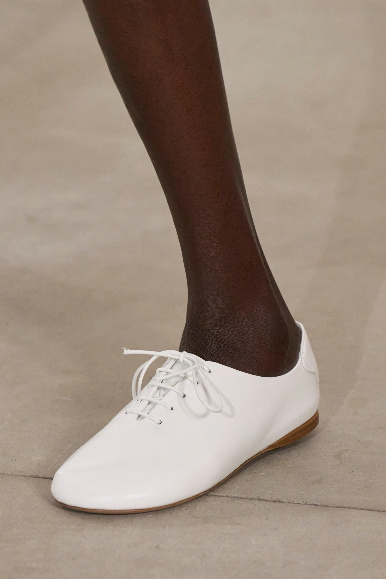 Тренди взуття весна-літо — 2026: Оксфорди, що нагадують балетки 